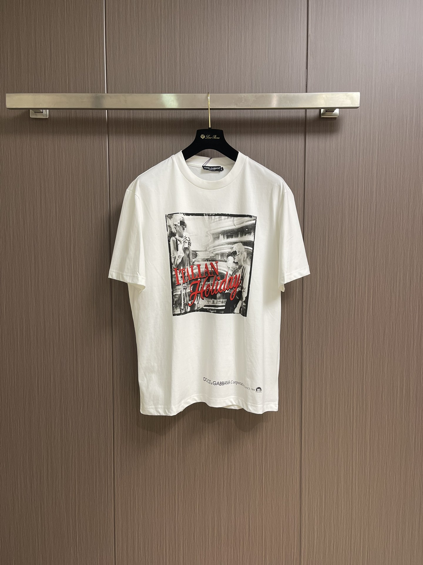 NO:458895,DG DOLCE GABBANA 2025SS spring and summer short-sleeved T-shirt SS spring and summer series. Customized pure cotton fabric, chest illustration print, the first choice for casual outings!  Size 44-46-48-50-52-54, Dolce & Gabbana, Dolce & Gabbana, T-shirt, tees, t-shirt, alexander wang19860909DG DOLCE GABBANA 杜嘉班纳2025SS春夏短袖T恤SS春夏系列.定制纯棉面料,胸前插画印花,休闲出街首选款！尺码44-46-48-50-52-54,,Dolce&Gabbana,Dolce&Gabbana,T-shirt,tees，t-shirt,alexander wang,Men's clothing