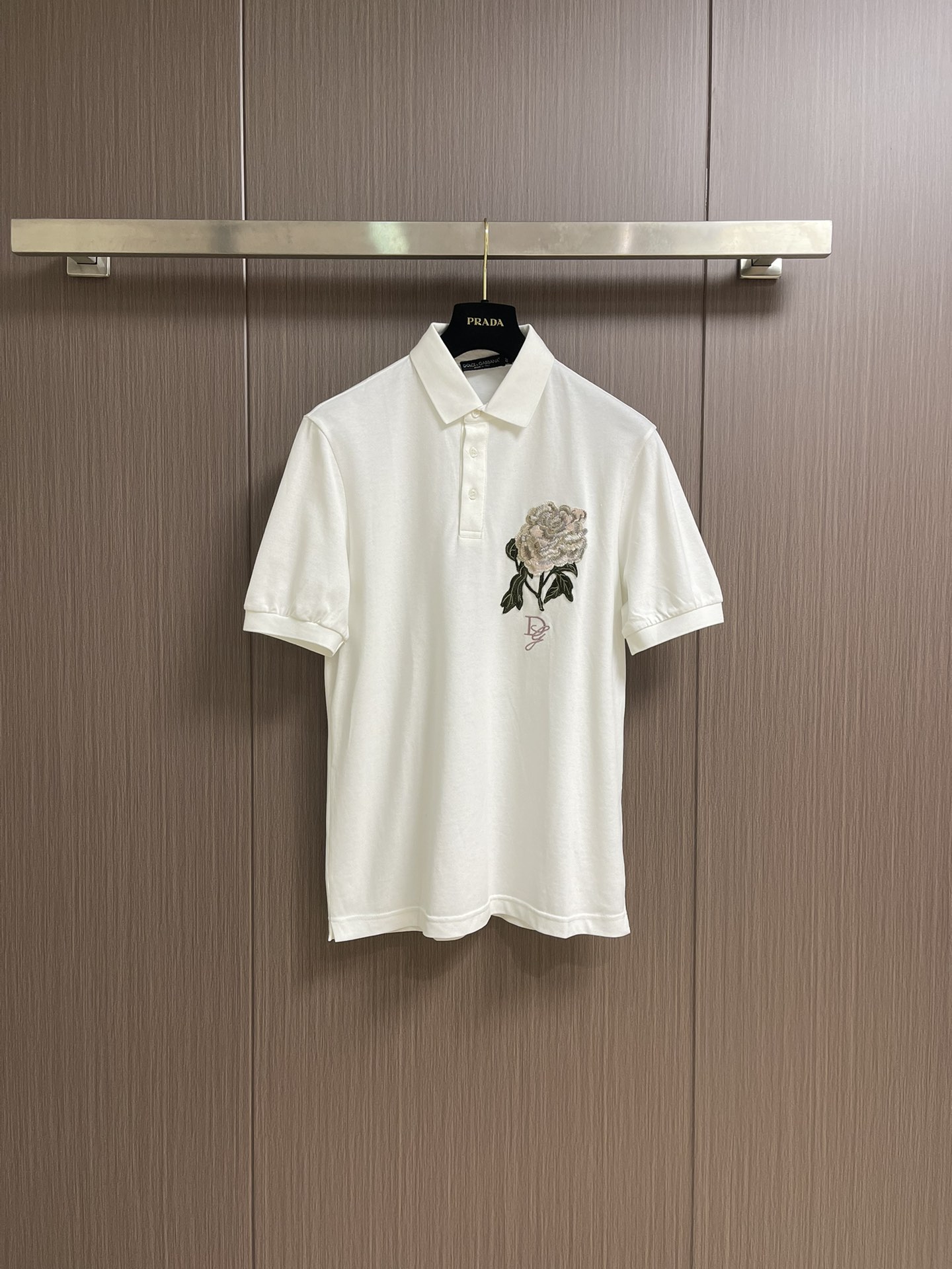 NO:473304,Dolce&Gabbana 2025ss new flower DG embroidered cotton beaded floor polo shirt, Logo classic embroidery logo, promotes brand recognition while showing the most original brand style, creating classic brand elements that combine elegant temperament and casual style, casual business versatile, customized 60S double-strand mercerized beaded flooring cotton fabric. Size 44-46-48-50-52-54 M-4XL,,Dolce&Gabbana,alexander wang19860909Dolce&Gabbana 2025ss新品花卉DG刺绣棉质珠地polo衫,Logo经典刺绣标识,宣扬品牌辨识度的同时展现最原始的品牌风格,打造经典的品牌元素结合典雅气质与休闲风范,休闲商务百搭,定制60S双股丝光珠地棉面料.尺码44-46-48-50-52-54 M-4XL,,Dolce&Gabbana,alexander wang,Men's clothing
