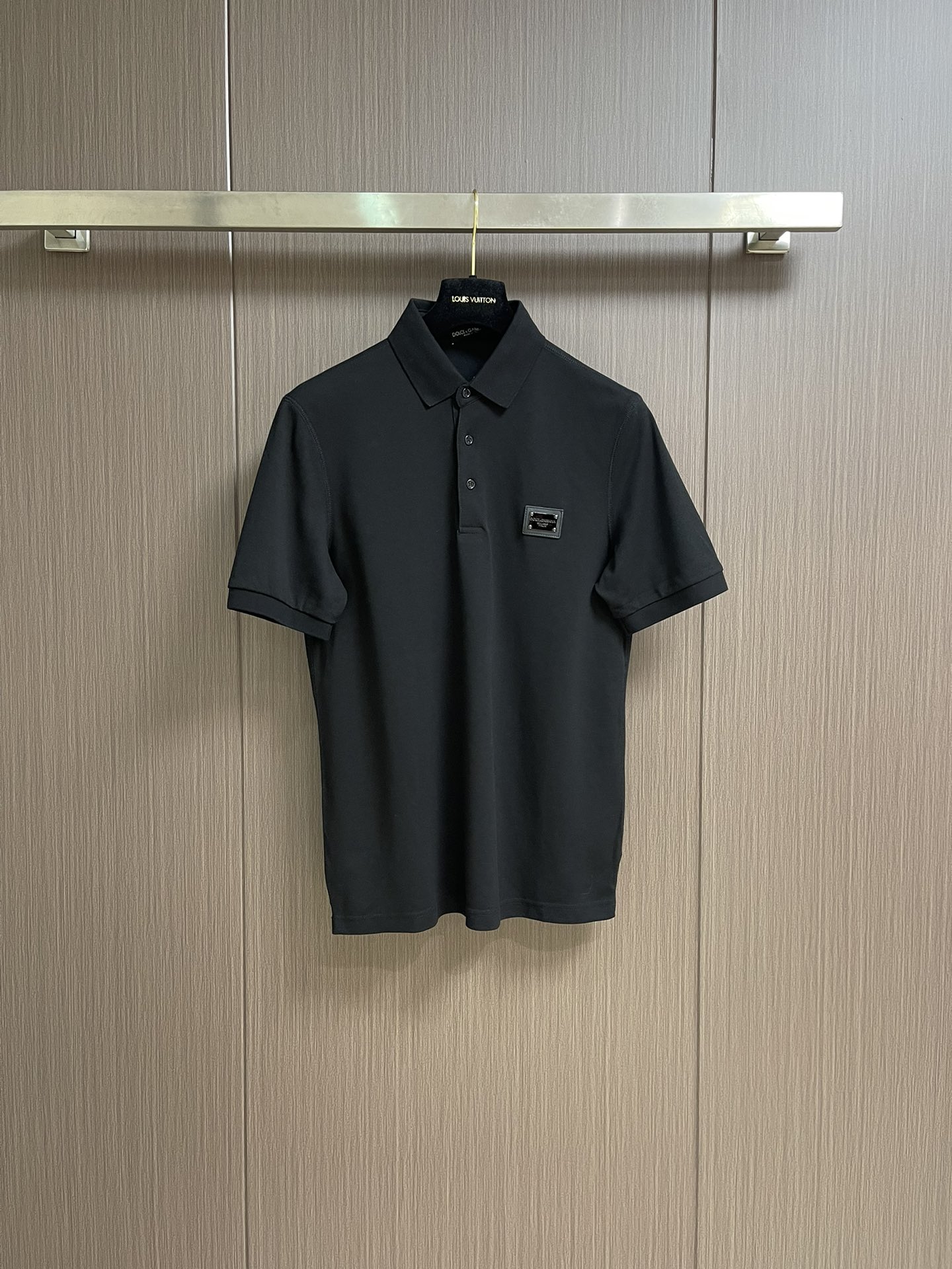 NO:473322,Dolce&Gabbana 2025SS spring and summer new short-sleeved Polo, DG logo hardware, imported top high-density mercerized beads, extremely skin-friendly and comfortable. It feels very delicate to touch, has a good texture, cool and breathable. It is a very good overall style, and it is completely fine to wear inside alone. Size 44-46-48-50-52-54 M-4XL,,Dolce&Gabbana,T-shirt,alexander wang19860909Dolce&Gabbana 2025SS春夏新品短袖Polo,DG标识logo五金,进口顶极高密度丝光珠地,极为亲肤舒适 摸上去非常的细腻,质感很好,凉爽透气,整体非常不错的一款,内搭单穿都完全没问题.尺码44-46-48-50-52-54 M-4XL,,Dolce&Gabbana,T-shirt,alexander wang,Men's clothing