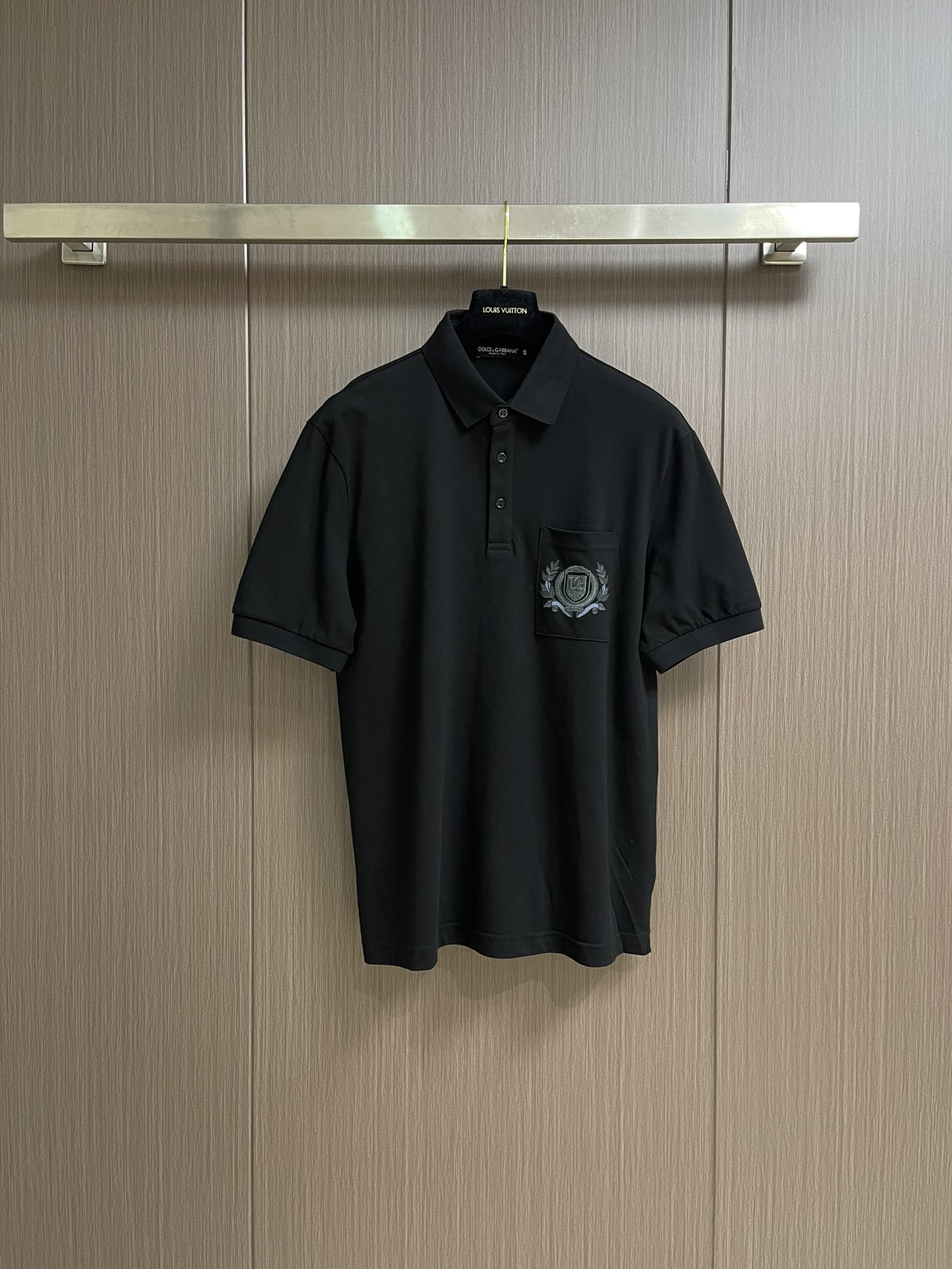 NO:473328,DOLCE & GABBANA DG 2025ss new lapel knitted POLO shirt top imported wool fabric DG embroidery logo Perfect details pair, top body texture is super slim fit style. Size 44-46-48-50-52-54 M-4XL 44 clothes 69cm shoulder width 44cm bust 51cm 46 clothes 70cm shoulder width 45.5cm bust 53cm 48 clothes 71cm shoulder width 47cm bust 55cm 50 clothes 72cm shoulder width 48.5cm bust 57cm 52 clothes 73cm shoulder width 50cm bust 59cm 54 clothes 74cm shoulder width 51.5cm  Bust circumference 61cm, Dolce & Gabbana, alexander wang19860909DOLCE & GABBANA DG 2025ss新款翻领针织POLO衫 顶级进口毛织面料 DG刺绣logo 完美细节对版 上身质感超好 修身版型.尺码44-46-48-50-52-54 M-4XL 44衣长69cm 肩宽44cm 胸围51cm 46衣长70cm 肩宽45.5cm 胸围53cm 48衣长71cm 肩宽47cm 胸围55cm 50衣长72cm 肩宽48.5cm 胸围57cm 52衣长73cm 肩宽50cm 胸围59cm 54衣长74cm 肩宽51.5cm 胸围61cm,,Dolce&Gabbana,alexander wang,Men's clothing