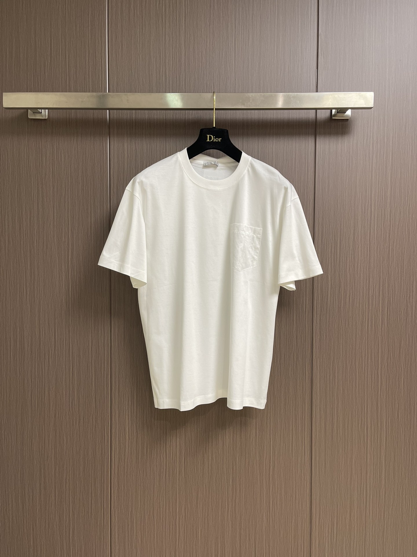 NO:457047,Dior dark pattern pocket small embroidered couple short-sleeved T-shirt. This dark pattern pocket small embroidered short-sleeved T-shirt must be recommended to you. It’s simply amazing to wear couples!  It uses tight knitted cotton fabric, which feels super textured, soft and skin-friendly, and has a comfortable fit for 100 points. Moreover, the tight knitted structure makes it difficult to deform. It can still remain firm after multiple washes, and the style is stable and stable. The pocket design of the front chest is the highlight. The low-key dark patterns are covered with Di** classic elements, which inadvertently show the brand charm, and the details are directly controlled. The small 'DI*' embroidery embellishment is exquisite and high-end, without the ostentatious big logo, but it shows taste in the details. Who knows this low-key luxury!  Size XS-L,dior,T-shirt,tees,t-shirt,alexander wang19860909Dior 暗纹口袋小刺绣情侣款短袖T恤,这款暗纹口袋小刺绣短袖T必须安利给你们,情侣穿简直不要太绝！采用紧密针织棉面料,摸起来超有质感,柔软又亲肤,贴身穿舒适度 100分.而且紧密的针织结构,让不易变形,多次洗涤后依然能保持挺括,版型稳稳在线.前胸的口袋设计是亮点,低调的暗纹布满Di*＊经典元素,不经意间展露品牌魅力,细节控直接被拿捏.小小的'DI*'刺绣点缀,精致又高级,没有张扬的大Logo,却在细节处彰显品味,谁懂这种低调的奢华感啊！尺码XS-L,,dior,T-shirt,tees，t-shirt,alexander wang,Men's clothing