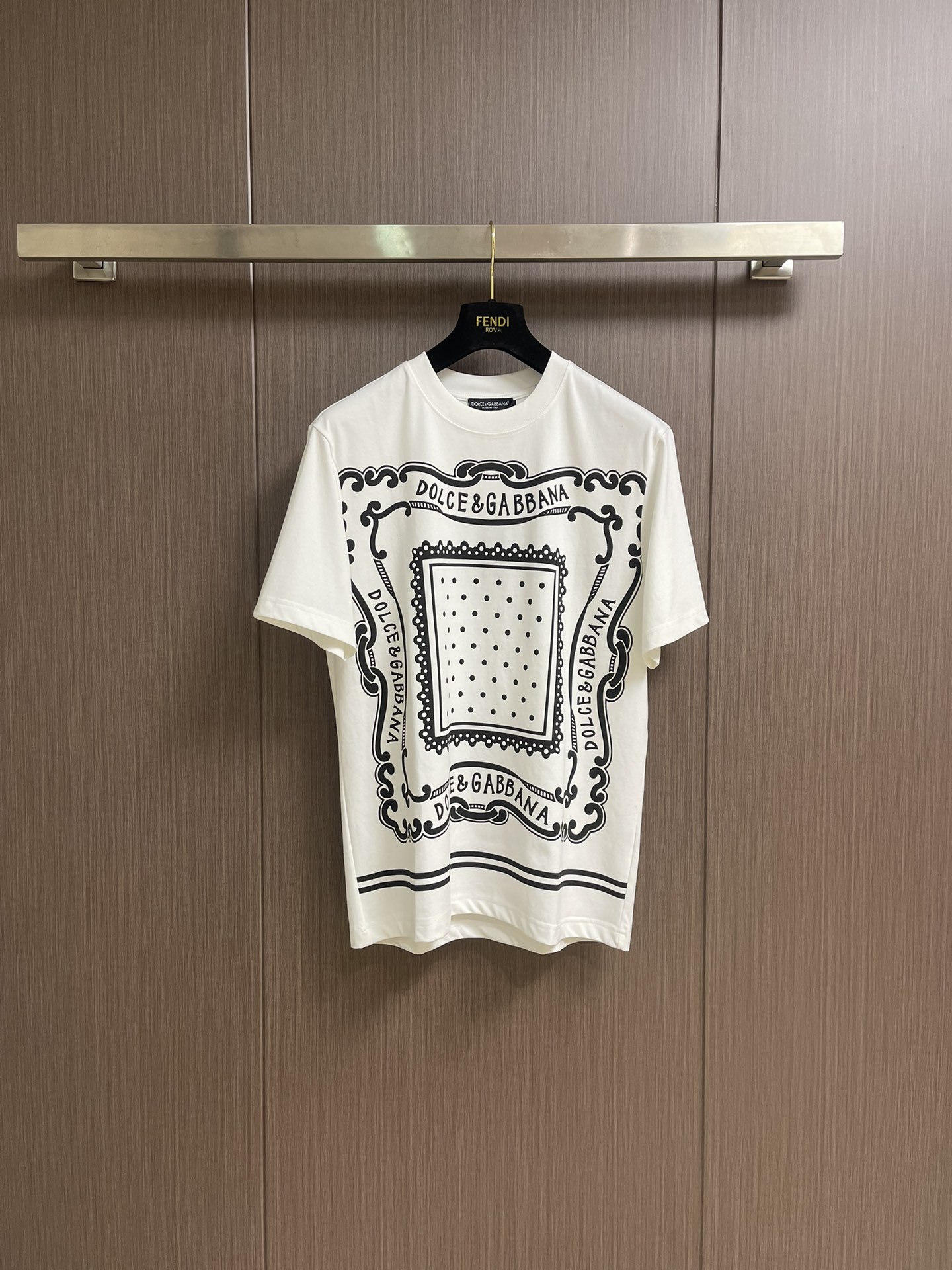 NO:457008,DolceGabbana DG 2025SS spring and summer new jacquard logo round neck short-sleeved T-shirt, with eye-catching logo pattern modification!  Different from the past, it declares the design concept that has been passed down for many years in the brand!  Its eye-catchingness is no less than any style, and it perfectly presents the fashionable, high-end and luxurious feeling in front of the world!  Made of imported cotton materials, selected high-quality cotton fabrics, soft and soft to the touch, skin-friendly and delicate. Size 44-46-48-50-52-54, Dolce&Gabbana, Dolce&Gabbana, T-shirt,tees, t-shirt,alexander wang19860909DolceGabbana杜嘉班纳 DG 2025SS春夏新款提花标识圆领短袖T恤,醒目的logo图案修饰！区别于以往的不同,宣示品牌传承多年的设计理念！其吸睛度完全不亚于任何式,将时髦高级感与奢华感完美呈现在世人眼前！客供进口全棉材质制成,精选优质棉面料,触感软糯亲肤细腻.尺码44-46-48-50-52-54,,Dolce&Gabbana,Dolce&Gabbana,T-shirt,tees，t-shirt,alexander wang,Men's clothing