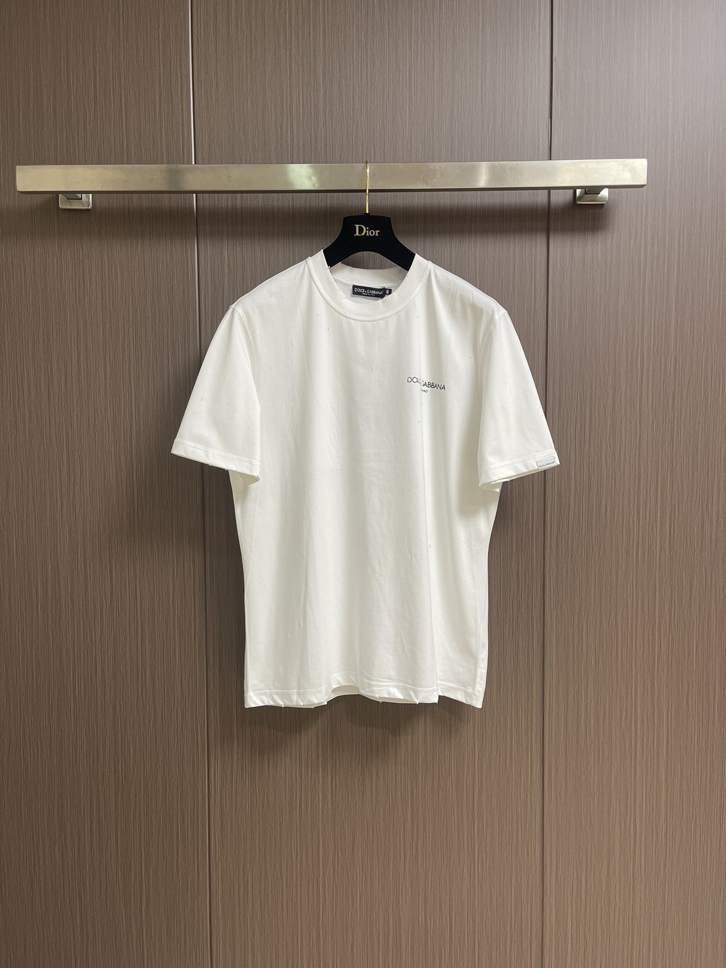 NO:456991,Dolce & Gabbana 2025ss new product spray-painted logo printed round neck T-shirt, DG letter cotton short-sleeved T-shirt, presented in new styles and combinations, realizing the contemporary evolution of brand DNA. Customized original high-spin yarn high-density 80S/3 strand yarn pure cotton fabric. Size 44-46-48-50-52-54,,Dolce & Gabbana,Dolce & Gabbana,T-shirt,tees,t-shirt,alexander wang19860909Dolce & Gabbana 杜嘉班纳2025ss新品喷绘logo印花圆领T恤,DG字母棉质短袖T恤,以新式造型和组合呈现,实现品牌 DNA 的当代演变.定制原版高支纱高密度80S/3股纱纯棉面料.尺码44-46-48-50-52-54,,Dolce&Gabbana,Dolce&Gabbana,T-shirt,tees，t-shirt,alexander wang,Men's clothing