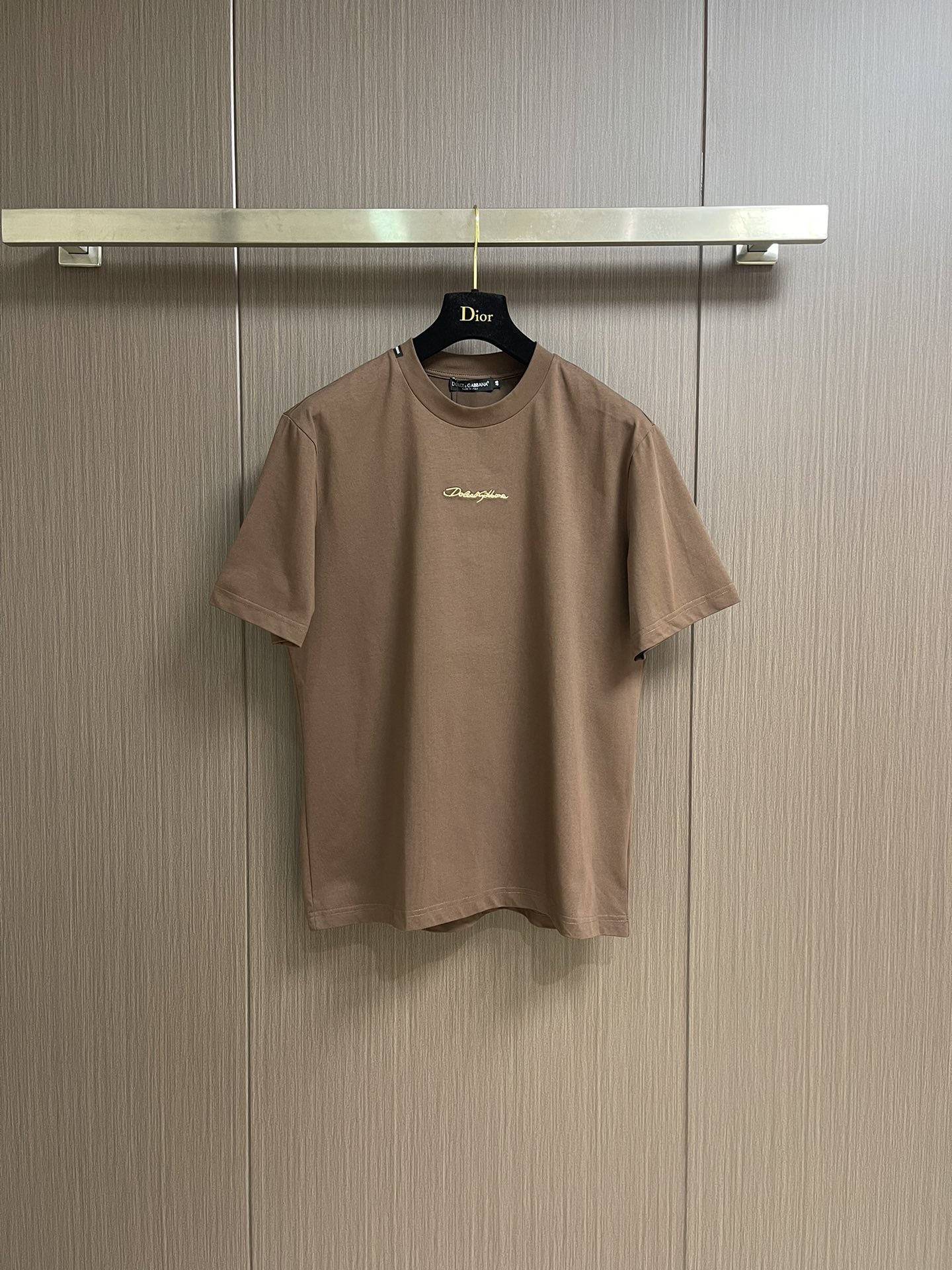 NO:457013,Dolce & Gabbana 2025ss new embroidered logo printed round neck T-shirt, DG letter cotton short-sleeved T-shirt, presented in new styles and combinations, realizing the contemporary evolution of brand DNA. Customized original high-spin yarn high-density 80S/3 strand yarn pure cotton fabric. Size 44-46-48-50-52-54,,Dolce & Gabbana,Dolce & Gabbana,T-shirt,tees,t-shirt,alexander wang19860909Dolce & Gabbana 杜嘉班纳2025ss新品刺绣logo印花圆领T恤,DG字母棉质短袖T恤,以新式造型和组合呈现,实现品牌 DNA 的当代演变.定制原版高支纱高密度80S/3股纱纯棉面料.尺码44-46-48-50-52-54,,Dolce&Gabbana,Dolce&Gabbana,T-shirt,tees，t-shirt,alexander wang,Men's clothing