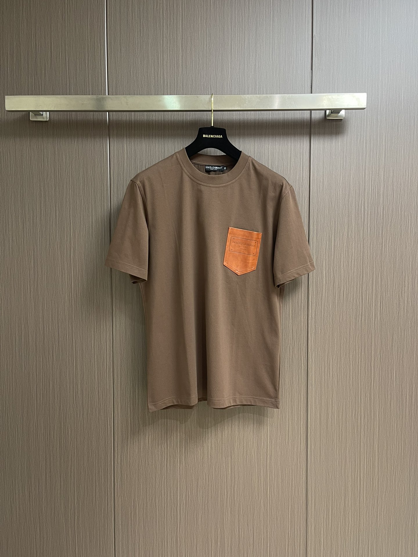 NO:458901,Dolce & Gabbana 2025ss summer new leather-patched pocket round neck short-sleeved T-shirt adopts original 260g threaded same cylinder fixed dye zero color difference new customized auxiliary materials exclusive quality difference currency welcome comparison. Size 44-46-48-50-52-54,,Dolce & Gabbana,Dolce & Gabbana,T-shirt,tees,t-shirt,alexander wang19860909Dolce & Gabbana 杜嘉班纳 2025ss夏季新款拼皮口袋圆领短袖t恤 采用原版260g 螺纹同缸定染零色差 全新定制辅料 独家品质区别通货 欢迎对比.尺码44-46-48-50-52-54,,Dolce&Gabbana,Dolce&Gabbana,T-shirt,tees，t-shirt,alexander wang,Men's clothing