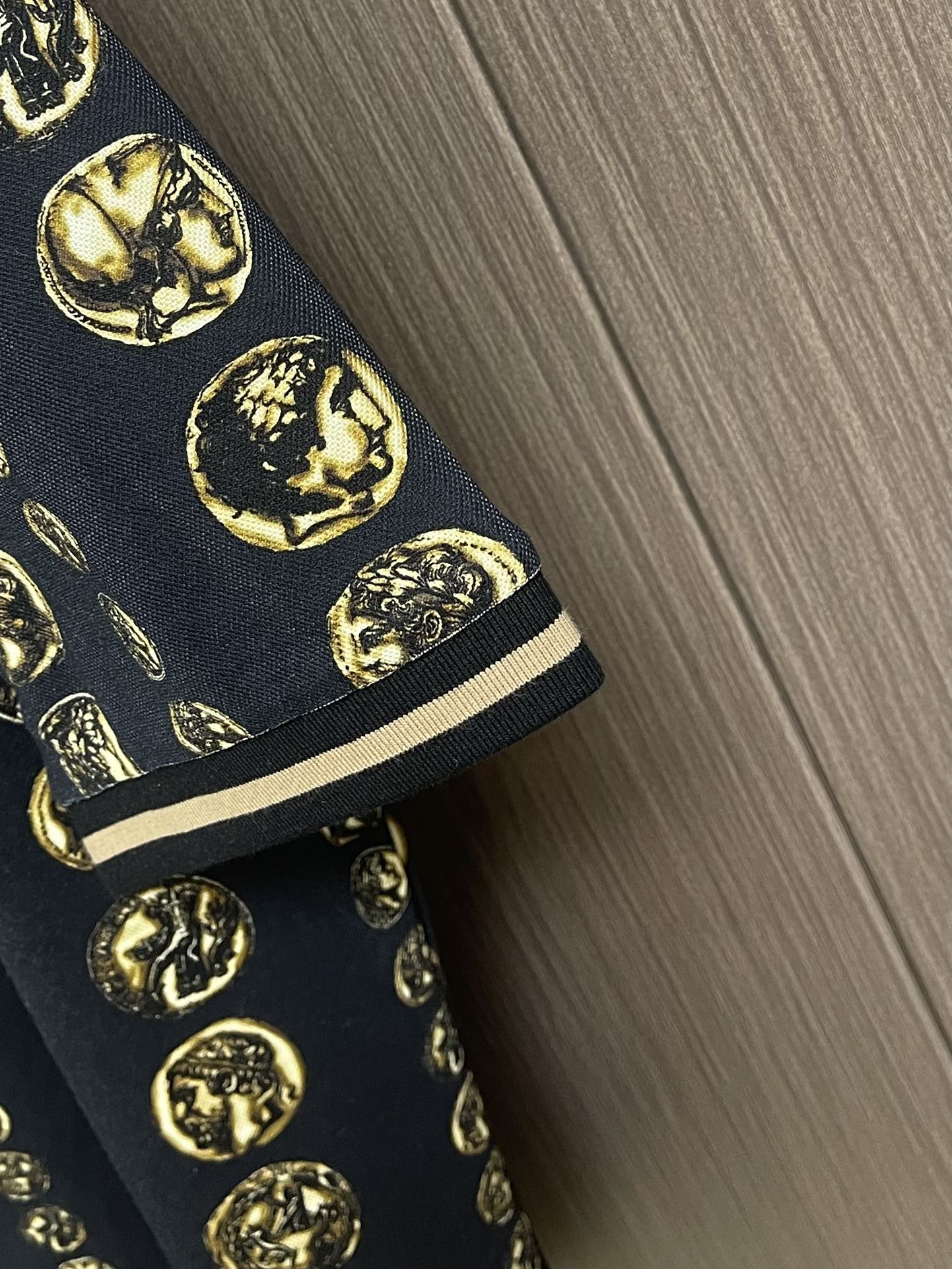 Luxury Dolce & Gabbana Polo Shirt with Roman Coin Detail, 650 USD - 图片 7