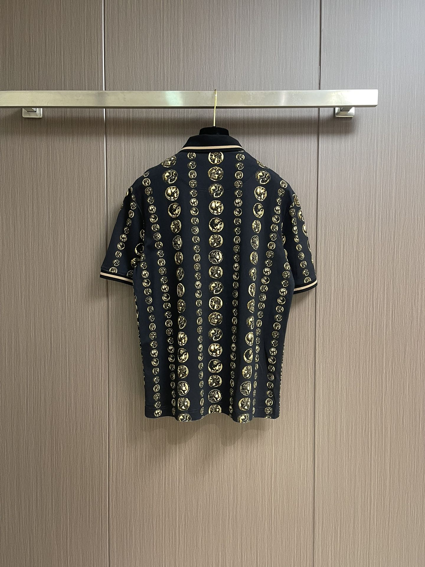 Luxury Dolce & Gabbana Polo Shirt with Roman Coin Detail, 650 USD - 图片 2