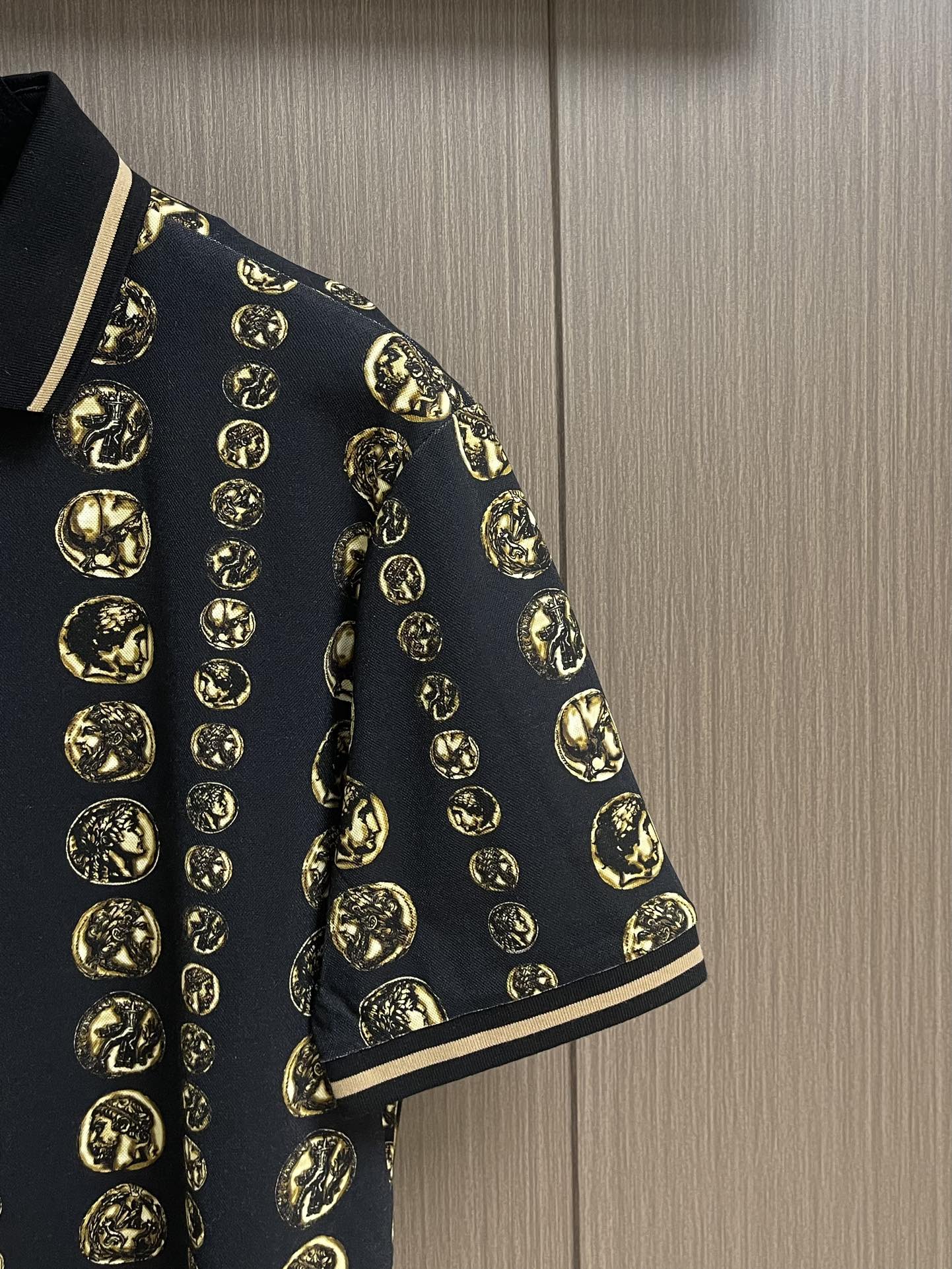 Luxury Dolce & Gabbana Polo Shirt with Roman Coin Detail, 650 USD - 图片 4