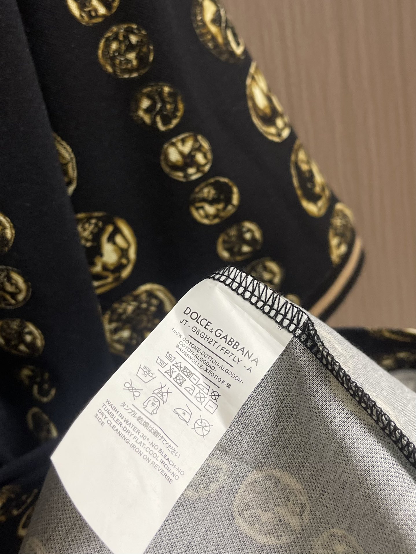 Luxury Dolce & Gabbana Polo Shirt with Roman Coin Detail, 650 USD - 图片 9