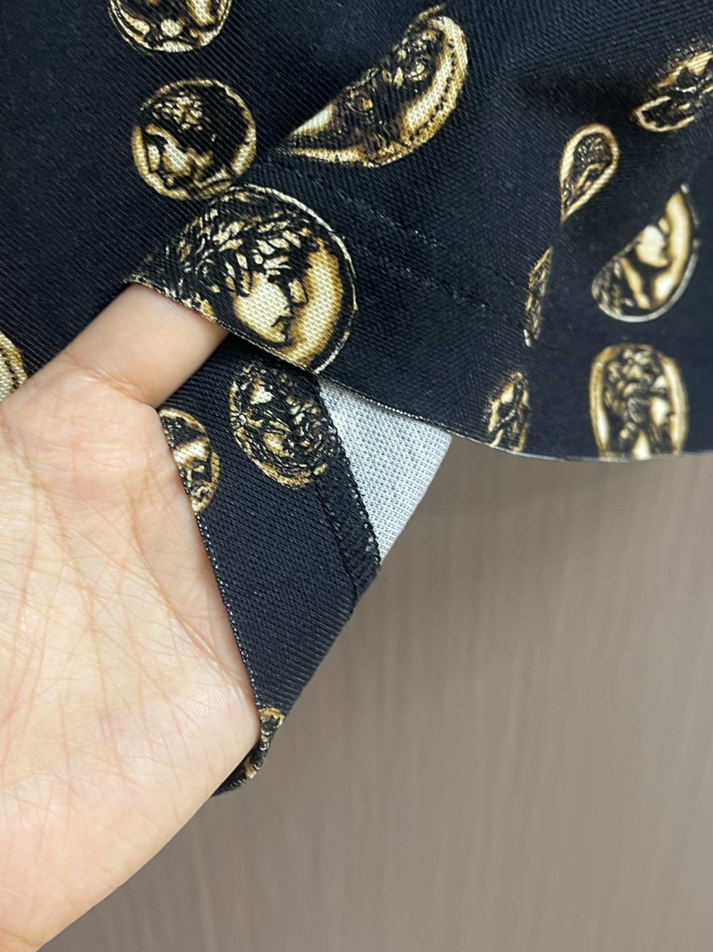Luxury Dolce & Gabbana Polo Shirt with Roman Coin Detail, 650 USD - 图片 8