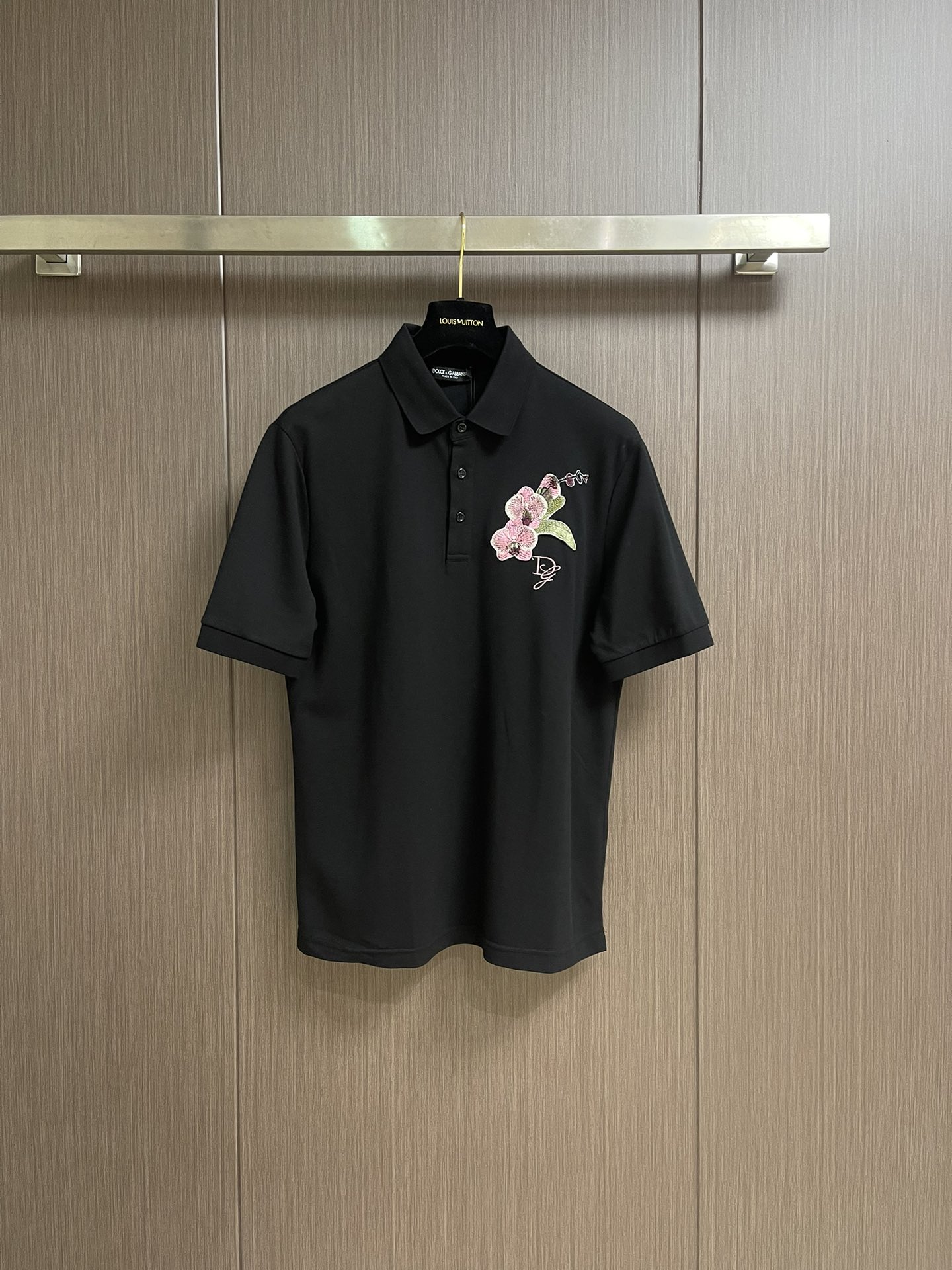 NO:456995,Dolce&Gabbana 2025ss new flower DG embroidered cotton beaded floor polo shirt, Logo classic embroidery logo, promotes brand recognition while showing the most original brand style, creating classic brand elements that combine elegant temperament and casual style, casual business versatile, customized 60S double-strand mercerized beaded flooring cotton fabric. Size 44-46-48-50-52-54,,Dolce&Gabbana,alexander wang19860909Dolce&Gabbana 2025ss新品花卉DG刺绣棉质珠地polo衫,Logo经典刺绣标识,宣扬品牌辨识度的同时展现最原始的品牌风格,打造经典的品牌元素结合典雅气质与休闲风范,休闲商务百搭,定制60S双股丝光珠地棉面料.尺码44-46-48-50-52-54,,Dolce&Gabbana,alexander wang,Men's clothing