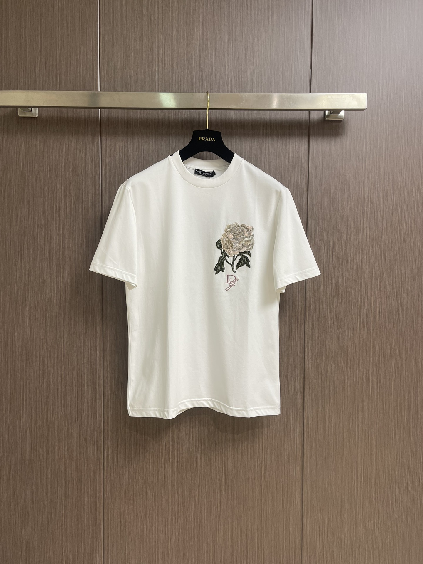 NO:456998,Dolce&Gabbana 2025ss new flower DG embroidered cotton round neck T-shirt, Logo classic embroidery logo, promotes brand recognition while showing the most original brand style, creating classic brand elements that combine elegant temperament and casual style, casual business versatile, customized 60S double-strand mercerized bead floor cotton fabric. Size 44-46-48-50-52-54,,Dolce&Gabbana,tees, t-shirt,alexander wang19860909Dolce&Gabbana 2025ss新品花卉DG刺绣棉质圆领T恤,Logo经典刺绣标识,宣扬品牌辨识度的同时展现最原始的品牌风格,打造经典的品牌元素结合典雅气质与休闲风范,休闲商务百搭,定制60S双股丝光珠地棉面料.尺码44-46-48-50-52-54,,Dolce&Gabbana,tees，t-shirt,alexander wang,Men's clothing