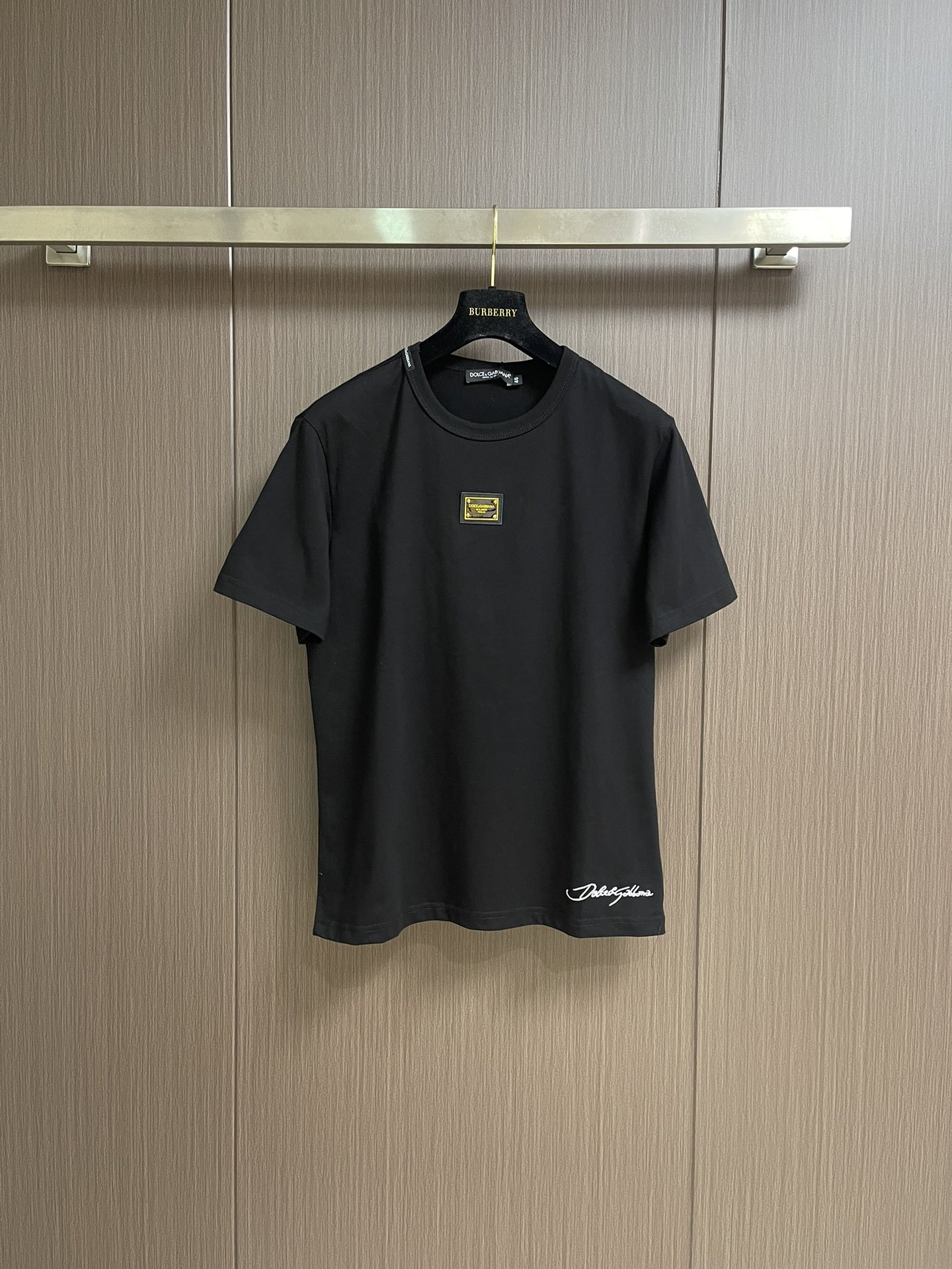 NO:473310,DG Dolce&Gabbana 2025SS spring and summer new short-sleeved T-shirt, DG logo hardware, imported top high-density mercerized fabric, extremely skin-friendly and comfortable. It is very delicate to touch, has a good texture, cool and breathable. It is a very good overall style, and it is completely fine to wear inside alone. Size 44-46-48-50-52-54 M-4XL 44-long 69cm shoulder width 44cm bust 51cm 46-long 70cm shoulder width 45.5cm bust 53cm 48-long 71cm shoulder width 47cm bust 55cm 50-long 72cm shoulder width 48.5cm bust 57cm 52-long 73cm shoulder width 50cm bust 59cm 54-long 74cm  Shoulder width 51.5cm bust 61cm, Dolce & Gabbana, T-shirt,tees, t-shirt,alexander wang19860909DG Dolce&Gabbana 2025SS春夏新品短袖T恤,DG标识logo五金,进口顶极高密度丝光面料,极为亲肤舒适 摸上去非常的细腻,质感很好,凉爽透气,整体非常不错的一款,内搭单穿都完全没问题.尺码44-46-48-50-52-54 M-4XL 44衣长69cm 肩宽44cm 胸围51cm 46衣长70cm 肩宽45.5cm 胸围53cm 48衣长71cm 肩宽47cm 胸围55cm 50衣长72cm 肩宽48.5cm 胸围57cm 52衣长73cm 肩宽50cm 胸围59cm 54衣长74cm 肩宽51.5cm 胸围61cm,,Dolce&Gabbana,T-shirt,tees，t-shirt,alexander wang,Men's clothing