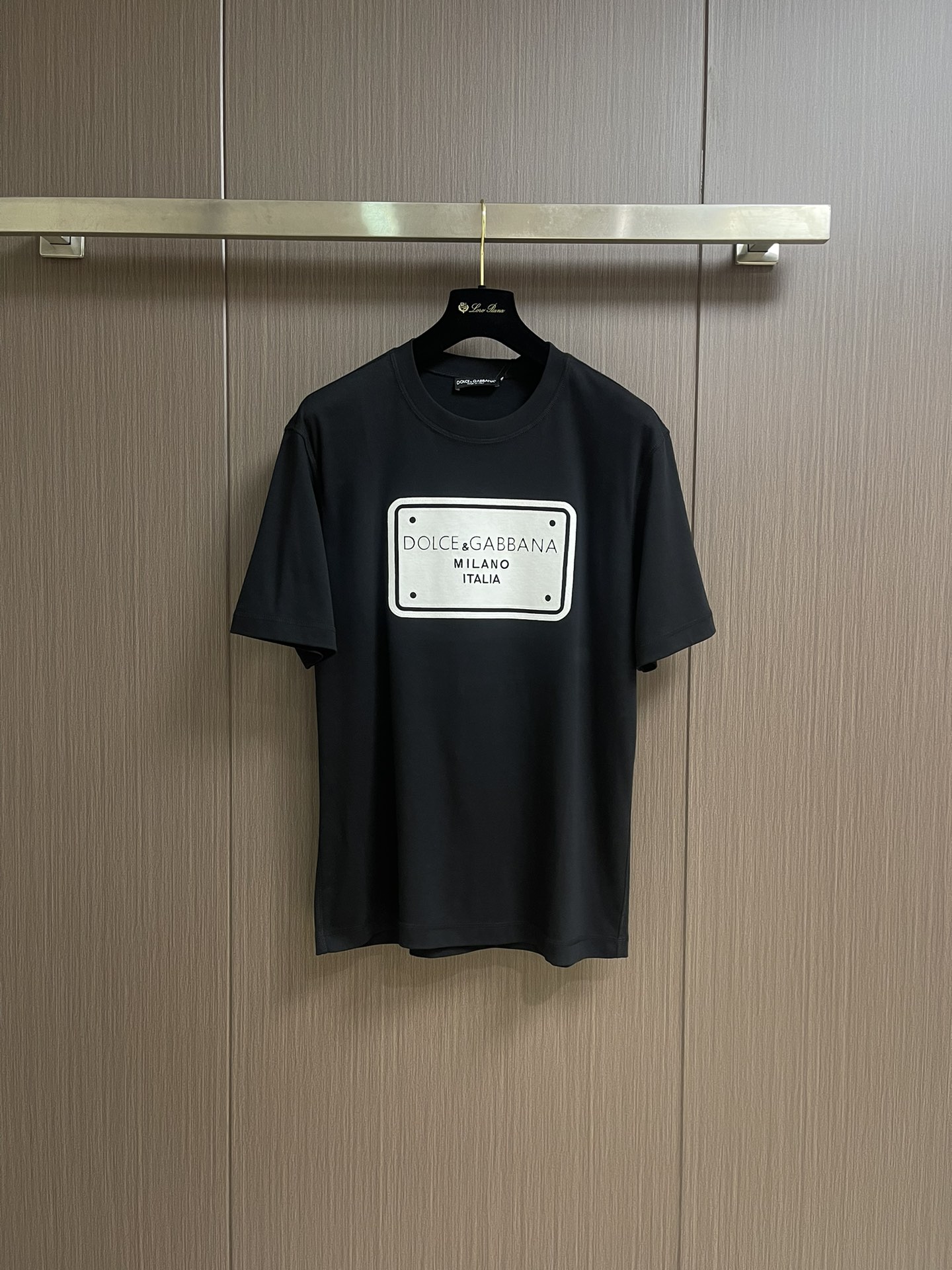 NO:457001,DolceGabbana DG 2025SS spring and summer new jacquard logo round neck short-sleeved T-shirt, with eye-catching logo pattern modification!  Different from the past, it declares the design concept that has been passed down for many years in the brand!  Its eye-catchingness is no less than any style, and it perfectly presents the fashionable, high-end and luxurious feeling in front of the world!  Made of imported cotton materials, selected high-quality cotton fabrics, soft and soft to the touch, skin-friendly and delicate. Size 44-46-48-50-52-54, Dolce&Gabbana, Dolce&Gabbana, T-shirt,tees, t-shirt,alexander wang19860909DolceGabbana杜嘉班纳 DG 2025SS春夏新款提花标识圆领短袖T恤,醒目的logo图案修饰！区别于以往的不同,宣示品牌传承多年的设计理念！其吸睛度完全不亚于任何式,将时髦高级感与奢华感完美呈现在世人眼前！客供进口全棉材质制成,精选优质棉面料,触感软糯亲肤细腻.尺码44-46-48-50-52-54,,Dolce&Gabbana,Dolce&Gabbana,T-shirt,tees，t-shirt,alexander wang,Men's clothing