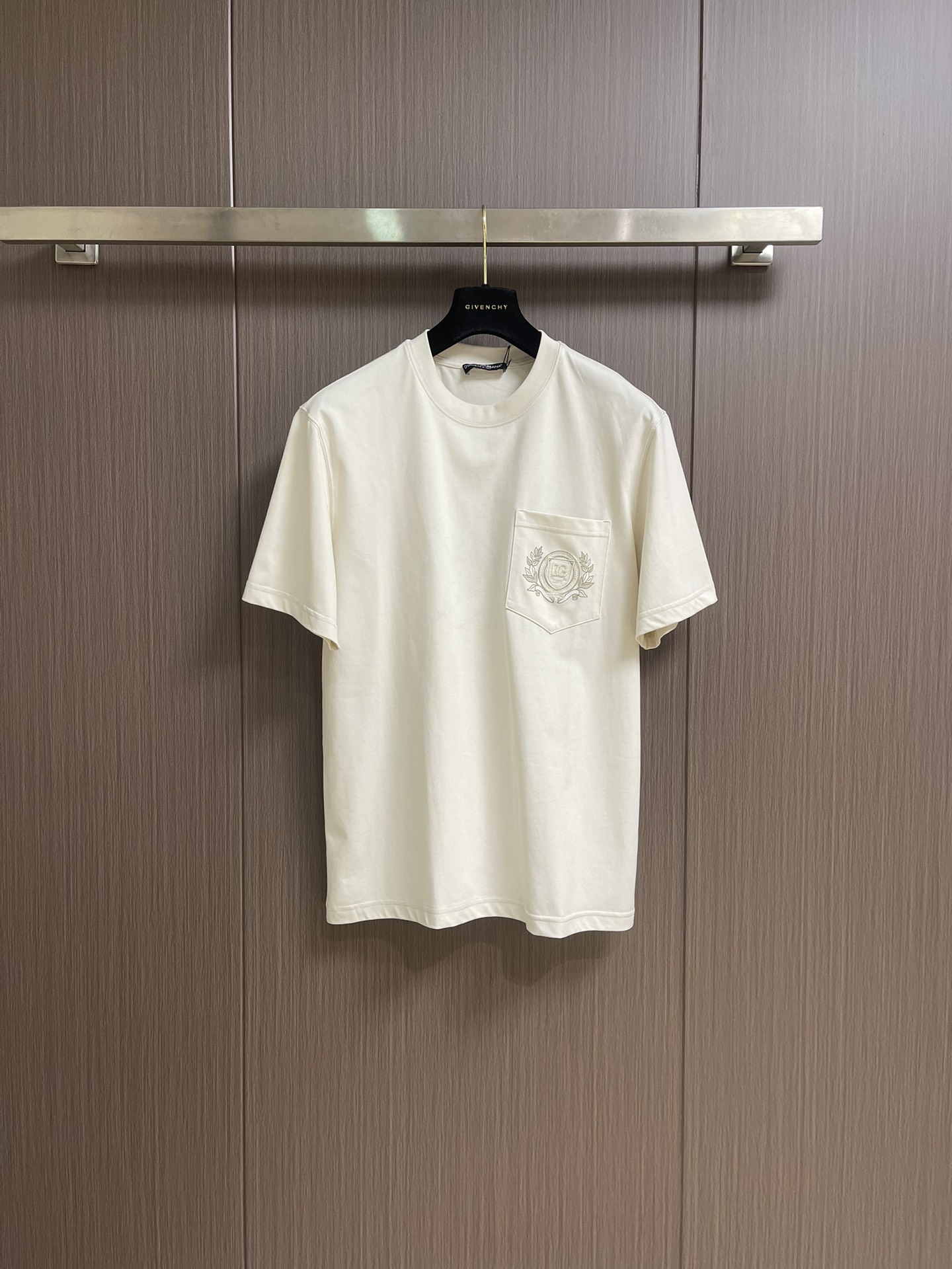 NO:457016,Dolce Gabbana DG 2025ss summer new basic mercerated cotton round neck short-sleeved T-shirt, letters and seals casual round neck short-sleeved T-shirt!  Customer-supplied high-end high-density 80 double-strand mercerized cotton fabric, with a soft and delicate texture, which can crush ordinary fabrics on the market at will, with good moisture absorption and breathability, and brings an ultimate comfortable wearing experience to the skin!  The letters and logo on the chest are high-quality hardware, making the visual more three-dimensional, and at the same time bring unquestionable luxury. The basic and conventional solid color round neck style cut is suitable for everyday wear. Size 44-46-48-50-52-54, Dolce & Gabbana, T-shirt, tees, t-shirt, alexander wang19860909Dolce Gabbana DG 2025ss夏季新款基础丝光棉圆领短袖T恤,字母仔章休闲圆领短袖t恤衫！客供进口高支高密80支双股丝光棉面料,软糯细腻的出色质感,可随意碾压市面普通面料,吸湿透气性佳,贴肤带来极致舒适的穿着体验！胸前字母徽标仔章,五金质感高级,令视觉上更具立体感,同时带来了毋庸置疑的奢华档次,基础常规的纯色圆领版型剪裁,日常单穿内搭皆宜.尺码44-46-48-50-52-54,,Dolce&Gabbana,T-shirt,tees，t-shirt,alexander wang,Men's clothing