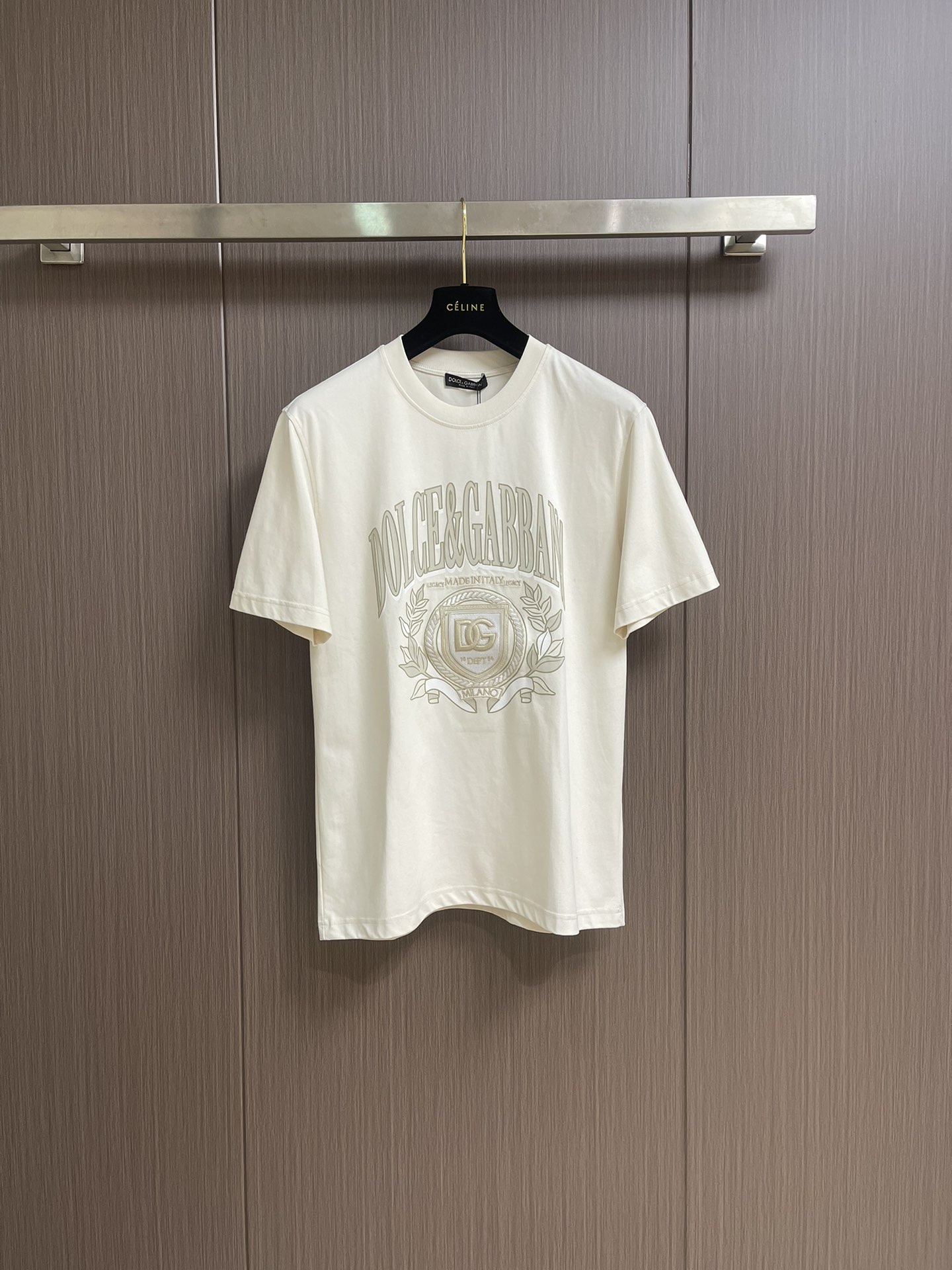 NO:457021,Dolce & Gabbana 2025ss new embroidered logo printed round neck T-shirt, DG letter cotton short-sleeved T-shirt, presented in new styles and combinations, realizing the contemporary evolution of brand DNA. Customized original high-spin yarn high-density 80S/3 strand yarn pure cotton fabric. Size 44-46-48-50-52-54,,Dolce & Gabbana,Dolce & Gabbana,T-shirt,tees,t-shirt,alexander wang19860909Dolce & Gabbana 杜嘉班纳2025ss新品刺绣logo印花圆领T恤,DG字母棉质短袖T恤,以新式造型和组合呈现,实现品牌 DNA 的当代演变.定制原版高支纱高密度80S/3股纱纯棉面料.尺码44-46-48-50-52-54,,Dolce&Gabbana,Dolce&Gabbana,T-shirt,tees，t-shirt,alexander wang,Men's clothing