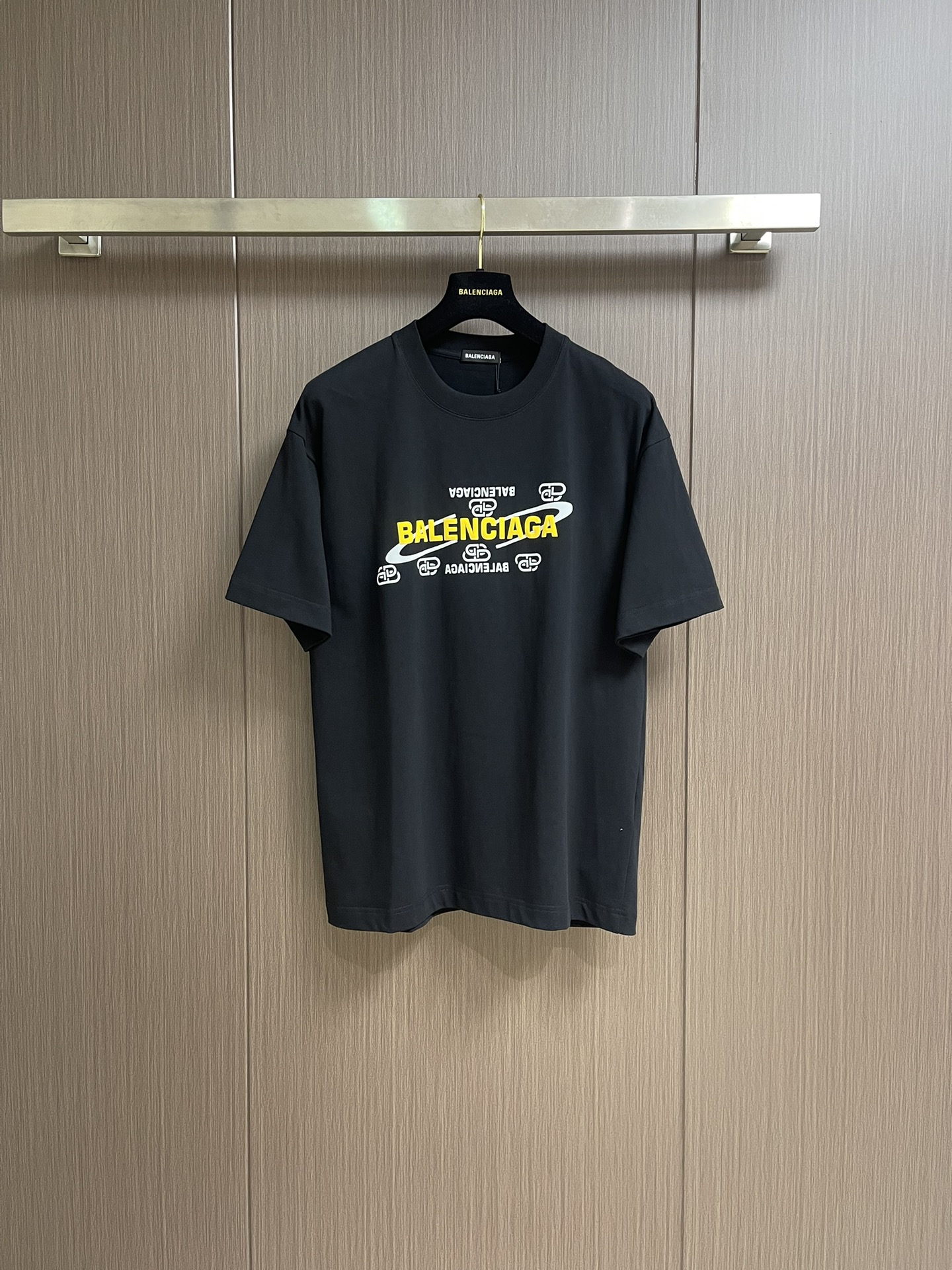 NO:455520,Balenciaga 2025ss summer new art printed short-sleeved T-shirt, ready-to-wear wash short-sleeved T-shirt.  The fabric is made of Paris ZP fixed woven fixed dyed full cotton double yarn tight cotton.  Gram weight is 260 grams, and the cloth is clean.  The fabric is clear, soft and comfortable, and the threads are fixed dyed without color difference. The classic pattern is printed with environmentally friendly imported materials, with clear letters and three-dimensional effect. Restore the brick cabinet.  Washing clothes for old clothes, hand-mixed by multiple pieces. Production of overweight technology, sizes S-XXL, balenciaga, T-shirt, tees, t-shirt, alexander wang19860909Balenciaga 2025ss夏季新款艺术印花短袖T恤,成衣水洗短袖T恤．面料采用巴黎ZP定织定染全棉双纱紧密棉．克重260克,布面干净．布纹清晰,柔软舒适,螺纹采用定染无色差.经典图案采用环保进口材料印花,字母清晰,效果立体.还原砖柜．成衣水洗作旧,多位手工磨烂.超重工艺生产,尺码S-XXL,,balenciaga,T-shirt,tees，t-shirt,alexander wang,Men's clothing