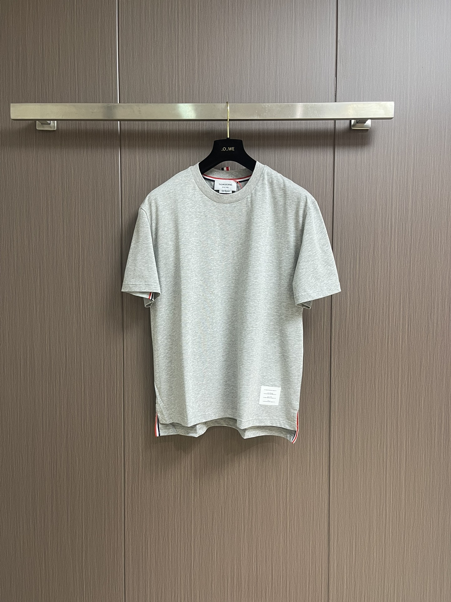 NO:455526,Thom Browne TB 2025SS summer new short-sleeved T-shirt, customized original grade 100% cotton fabric, wash-up styling, design inspiration from the pre-school logo, precision fixed woven THOM classic four-bar webbing decorative armband details, brand logo under the back collar three-color strip decoration, all details are in place, the same quality as men and women, summer essentials. Size 1-2-3-4,,T-shirt,tees,t-shirt,alexander wang19860909Thom Browne TB 2025SS夏季新款短袖T恤,定制原版级百分百棉面料,洗水定型,设计灵感源自东海岸的预科生标志,精密定织THOM经典四道杠织带装饰袖标细节 后幅领下品牌标志三色彩条装饰,所有细节到位品质感立现 男女同款 夏天必备品.尺码1-2-3-4,,T-shirt,tees，t-shirt,alexander wang,Men's clothing