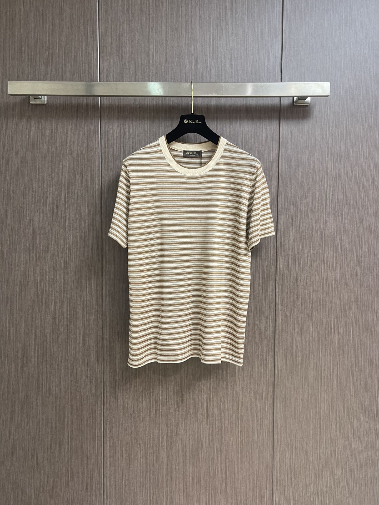 NO:482025,LP Loro Piana  2025SS brown striped round neck short-sleeved T-shirt, linen and recycled fiber blended striped round neck short-sleeved, based on the natural relaxation of linen, blending the environmentally friendly toughness of recycled fibers, woven the breathing feeling of 16-needle small round machine knitted fabric. 4 French Normandy linen and recycled cellulose fiber interwoven, retaining the breathability and antibacterial characteristics of linen, and giving the fabric a drooping bones. After washing and pre-shrinking, the touch feels as smooth as clouds, and the shape is stable like a sculpture - Remove the wrinkle easily, and the calmness of time taming. Inspired by the tidal rhythm along the Mediterranean coast. Each pattern is soaked by plant dyes and is determined after 30 days  Color process, color fastness of level 5 or above, it becomes more warm and old after washing, as if it has left marks after being kissed by the sea breeze. The neckline horizontal machine knitted rib collar is accurately sealed with a 0.3mm mouthpiece machine, fits the neck curve without marks, and is embedded invisible support yarn, which will not deform after long-term wear; the flat car seam process, the seam density reaches 16 stitch centimeters, and the boneless seam is as light as the second layer of skin. The cut H-shaped contour is fixed by high-temperature ironing, the shoulder thread is slightly lowered, and the cuffs are folded and double needles are tightly copied, and the precise proportion is hidden in laziness. The pre-shrinkage process adopts low-temperature steam shaping technology to avoid chemical softener residue. Size S-M-L, loro  piana,loro piana,T-shirt,tees,t-shirt,alexander wang19860909LP Loro Piana 2025SS咖色条纹圆领短袖T恤,亚麻与再生纤维混纺条纹圆领短袖,以亚麻的天然松弛为基底,糅合再生纤维的环保韧性,织造出16针小圆机针织面料的呼吸感.4法国诺曼底亚麻与再生纤维素纤维交织,既保留亚麻的透气性与抗菌特质,又赋予面料垂坠筋骨,经洗水预缩定型后,触感如云絮般柔滑,形态稳定如雕塑﹣﹣褪去易皱的桎梏,留存时光驯服的从容.灵感源自地中海沿岸的潮汐律动.每一道纹路由植物染料浸染,经30天定色工艺,色牢度达5级以上,水洗后愈显温润做旧质感,仿若被海风亲吻过的岁月留痕.领口横机针织罗纹领,以0.3mm套口机精准封盘,贴合颈部曲线而不勒痕,内嵌隐形支撑纱线,久穿不变形；平车拼缝工艺,缝线密度达16针厘米,无骨接缝如第二层肌肤般轻盈.剪裁H型廓形经高温整烫定型,肩线微落,袖口内折双针密拷,慵懒中暗藏精准比例.预缩工序采用低温蒸汽定型技术,避免化学柔顺剂残留.尺码S-M-L,,loro piana,loro piana,T-shirt,tees，t-shirt,alexander wang,Men's clothing