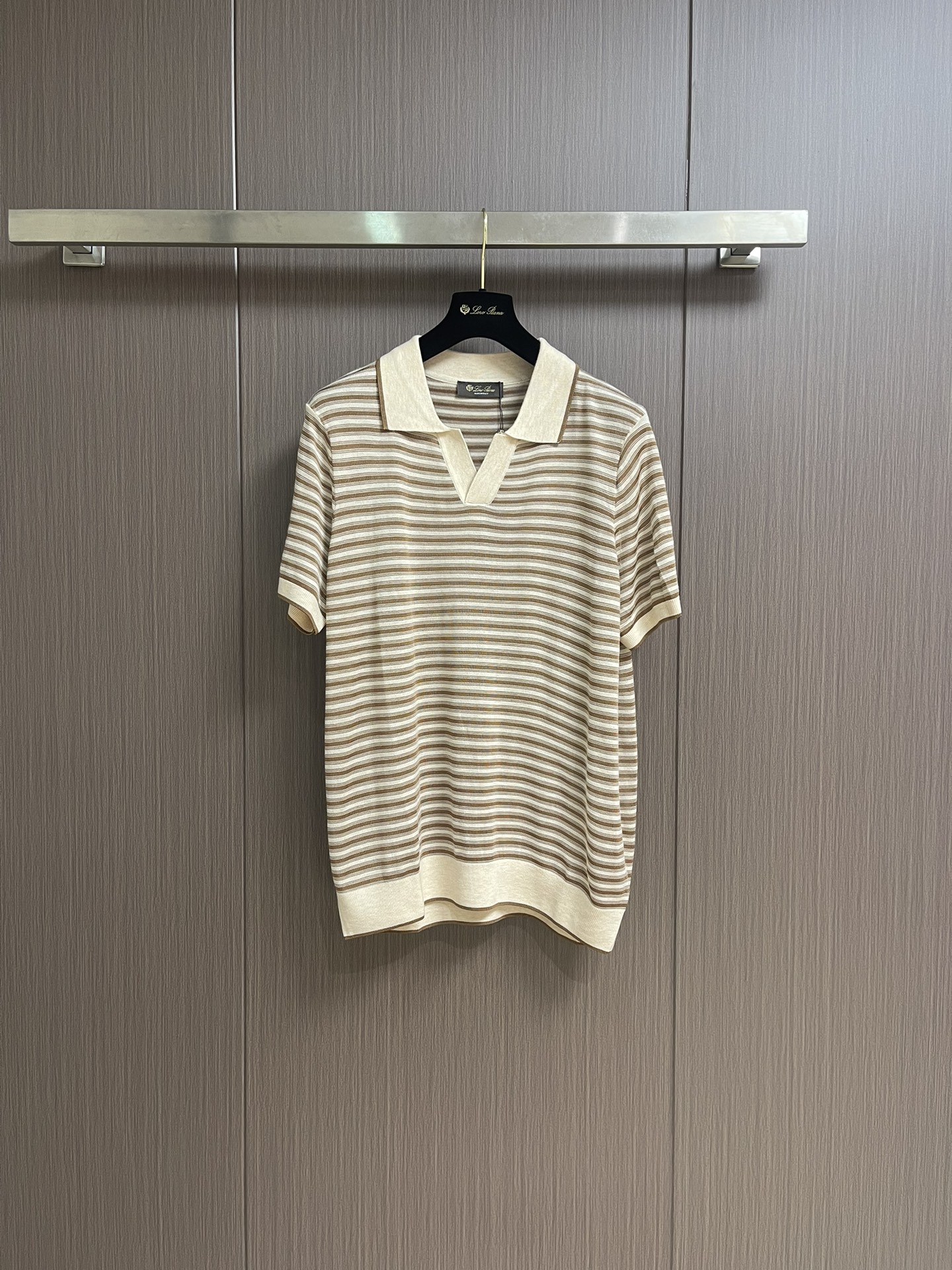 NO:481987,LP Loro Piana  2025SS brown striped short-sleeved POLO, flax and recycled fiber blended striped round neck short-sleeved, based on the natural relaxation of linen, blending the environmentally friendly toughness of recycled fibers, woven the breathing feeling of 16-needle small round machine knitted fabric. 4 French Normandy linen and recycled cellulose fiber interwoven, retaining the breathability and antibacterial characteristics of linen, and giving the fabric a drooping muscles. After washing and pre-shrinking, the touch feels as smooth as clouds and stable as sculptures. Remove the wrinkle easily, and retain the calmness of time taming. Inspired from the tidal rhythm along the Mediterranean coast. Each pattern is soaked by plant dyes and is determined after 30 days.  Color process, color fastness of level 5 or above, it becomes more warm and old after washing, as if it has left marks after being kissed by the sea breeze. The neckline horizontal machine knitted rib collar is accurately sealed with a 0.3mm mouthpiece machine, fits the neck curve without marks, and is embedded invisible support yarn, which will not deform after long-term wear; the flat car seam process, the seam density reaches 16 stitch centimeters, and the boneless seam is as light as the second layer of skin. The cut H-shaped contour is fixed by high-temperature ironing, the shoulder thread is slightly lowered, and the cuffs are folded and double needles are tightly copied, and the precise proportion is hidden in laziness. The pre-shrinkage process adopts low-temperature steam shaping technology to avoid chemical softener residue. Size S-M-L, loro  piana,loro piana,T-shirt,alexander wang19860909LP Loro Piana 2025SS咖色条纹短袖POLO,亚麻与再生纤维混纺条纹圆领短袖,以亚麻的天然松弛为基底,糅合再生纤维的环保韧性,织造出16针小圆机针织面料的呼吸感.4法国诺曼底亚麻与再生纤维素纤维交织,既保留亚麻的透气性与抗菌特质,又赋予面料垂坠筋骨,经洗水预缩定型后,触感如云絮般柔滑,形态稳定如雕塑﹣﹣褪去易皱的桎梏,留存时光驯服的从容.灵感源自地中海沿岸的潮汐律动.每一道纹路由植物染料浸染,经30天定色工艺,色牢度达5级以上,水洗后愈显温润做旧质感,仿若被海风亲吻过的岁月留痕.领口横机针织罗纹领,以0.3mm套口机精准封盘,贴合颈部曲线而不勒痕,内嵌隐形支撑纱线,久穿不变形；平车拼缝工艺,缝线密度达16针厘米,无骨接缝如第二层肌肤般轻盈.剪裁H型廓形经高温整烫定型,肩线微落,袖口内折双针密拷,慵懒中暗藏精准比例.预缩工序采用低温蒸汽定型技术,避免化学柔顺剂残留.尺码S-M-L,,loro piana,loro piana,T-shirt,alexander wang,Men's clothing