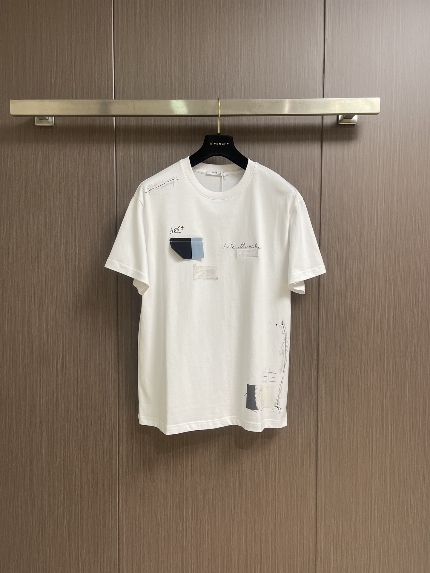 NO:455513,Givenchy 2025SS new tome-view effect pattern short-sleeved T-shirt, with a simple appearance that hides unique ideas, blends art and trends, low-key and yet stylish, showing French luxury taste. Select high-quality fabrics, skin-friendly and breathable, and comfortable and comfortable on the upper body. Whether it is matched with casual display of summer refreshment or creating a casual street style, you can easily become popular!  The same style for men and women!  Size S-XL, given, T-shirt,tees,t-shirt,alexander wang19860909Givenchy 2025SS新款错视效果图案短袖T恤,简约外观下藏着独特思巧,融合艺术与潮流,低调又不失格调,彰显法式奢华品味.甄选优质面料,亲肤透气,上身舒适自在.不管是搭配休闲展现夏日清爽,还是配上打造随性街头风,都能轻松出圈！男女同款！尺码S-XL,,givenchy,T-shirt,tees，t-shirt,alexander wang,Men's clothing