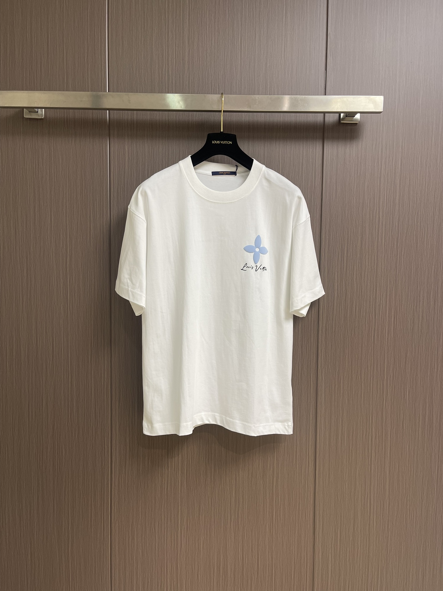NO:455554,LV printed short-sleeved T-shirt adopts digital technology. Inkjet printing can achieve complex patterns and rich colors, spray ink evenly onto the surface of the fabric to form high-precision printing patterns. Drying and vaporization can promote the full combination of ink and fabric fibers, improve the firmness and brightness of color, and high-precision printing ensures the clarity and detail performance of the printing patterns. Size S-XXL Size bust 110cm 73cm shoulder width 53cm M size bust 114cm 74cm shoulder width 55cm L size bust 118cm 75cm shoulder width 57cm XL size bust 122cm 76cm shoulder width 59cm XXL size bust 126cm 77cm shoulder width 61cm,,louis  vuitton, T-shirt,tees,t-shirt,alexander wang19860909LV 印花短袖T恤,采用了数码技术,喷墨印花可以实现复杂的图案和丰富的色彩,将墨水均匀喷射到织物表面,形成高精度的印花图案.烘干和蒸化可以促使墨水与织物纤维充分结合,提高色彩的牢固度和鲜艳度,高精度打印确保印花图案的清晰度和细节表现.尺码S-XXL S码胸围110cm衣长73cm肩宽53cm M码胸围114cm衣长74cm肩宽55cm L码胸围118cm 衣长75cm肩宽57cm XL码胸围122cm 衣长76cm肩宽59cm XXL码胸围126cm 衣长77cm 肩宽61cm,,louis vuitton,T-shirt,tees，t-shirt,alexander wang,Men's clothing