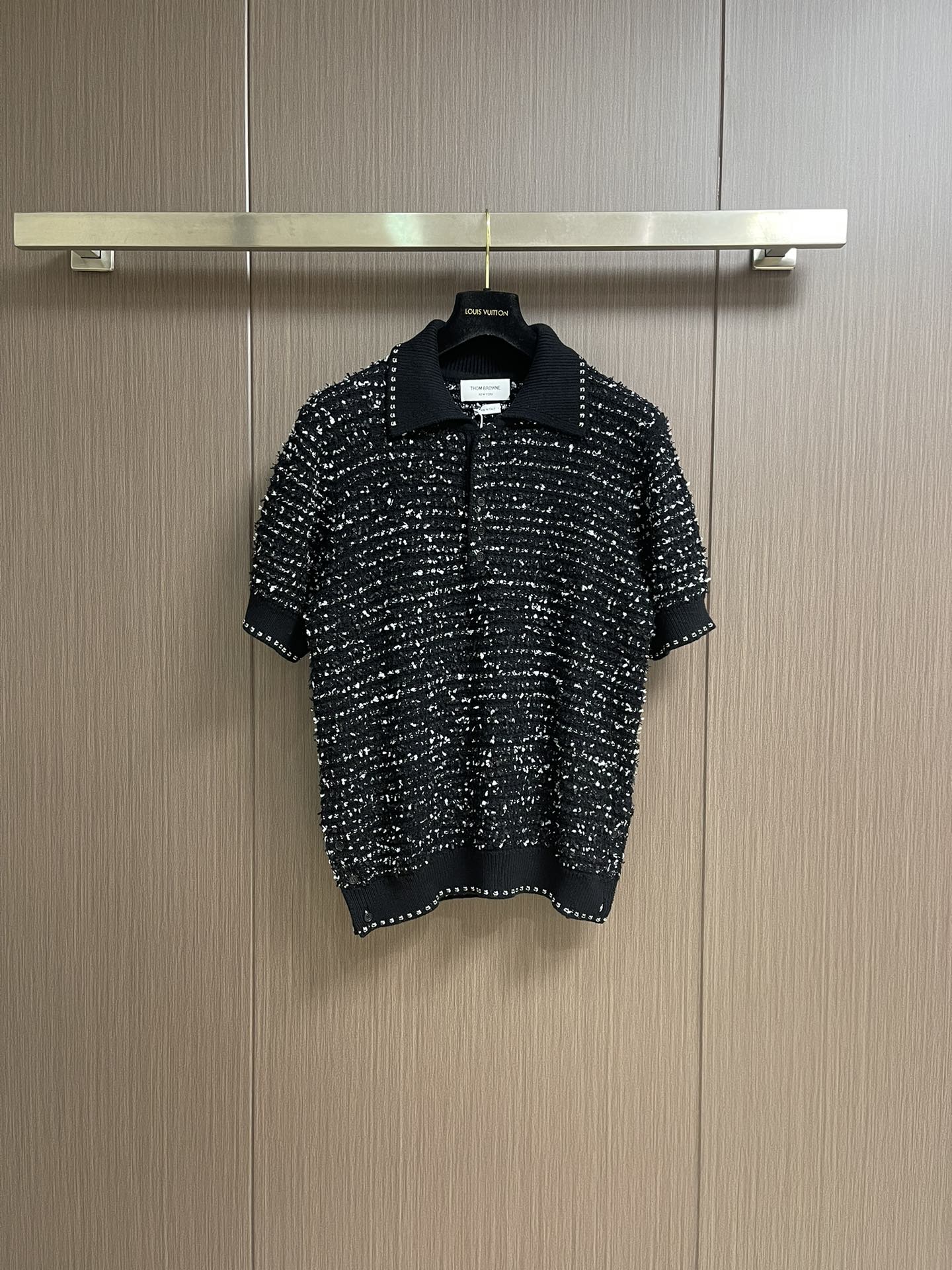 NO:455491,TB THOM BROWNETB jacquard short-sleeved shirt, this product is customized according to the original yarn using the same raw material width and length gap. This product contains three raw material yarns, and the knitting method is quite complicated. From buying sample clothes to studying customized yarn to knitting needles, after two and a half months of continuous attempts, it was finally successful. The buttons are also used in natural real horn buckles. Size 1-2-3-4,, T-shirt, alexander wang19860909TB THOM BROWNETB 粗呢提花短袖衫,本产品根据原版使用纱线使用同样原料宽度长度间隙度进行定制,本产品包含了三种原料纱线,编制针法也是相当复杂,从买到样衣研究定制纱线到编织针法,经过两个半月的不断尝试终于成功,纽扣也是一样使用的天然真牛角扣.尺码1-2-3-4,,T-shirt,alexander wang,Men's clothing