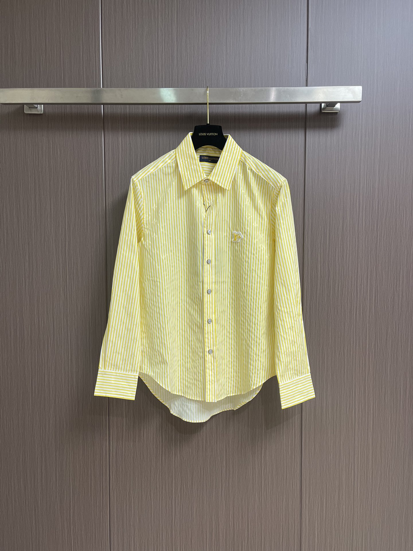 NO:455508,LV bright yellow striped long-sleeved shirt, this cotton long-sleeved shirt is decorated with Monogram jacquard, and then it enriches the visual layer with bright striped prints. The LV Flower rubber patch on the chest is infused with brand charm, and can be combined with other striped items in the same series to interpret the style of overlapping. Size S-XL,,louis vuitton,shirts,alexander wang19860909LV 明亮黄条纹长袖衬衫,本款棉质长袖衬衫以 Monogram 提花铺陈背景,再借明媚条纹印花丰富视觉层次.胸前 LV Flower橡胶贴饰注入品牌韵致,可与同系列其他条纹单品共同演绎叠搭风尚 尺码S-XL,,louis vuitton,shirts,alexander wang,Men's clothing