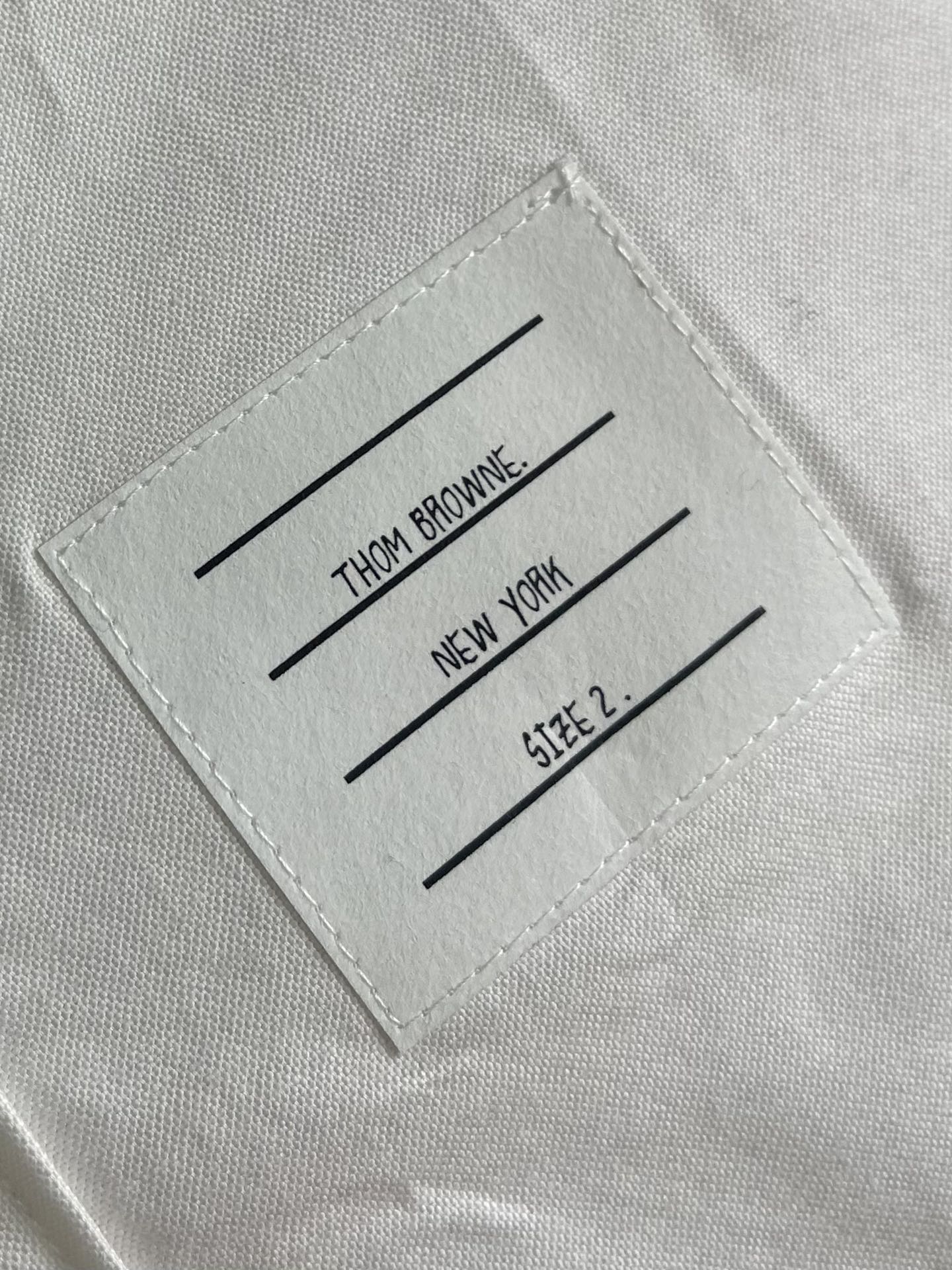 “Thom Browne TB 576 Short-Sleeve Shirt: Imported Technology Fabric, Comfortable Air-Cooling Design for Young Adults” - 图片 6
