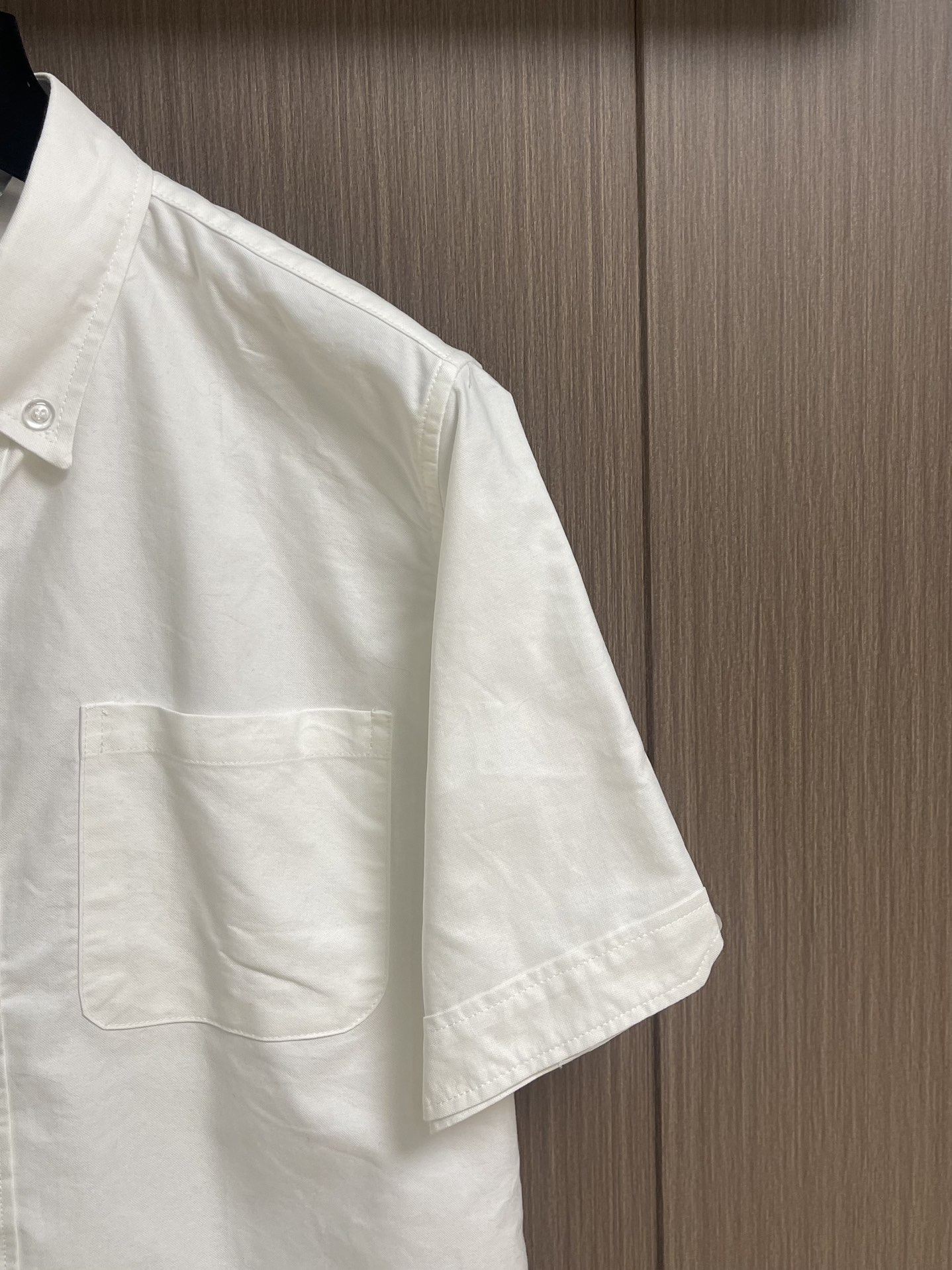 “Thom Browne TB 576 Short-Sleeve Shirt: Imported Technology Fabric, Comfortable Air-Cooling Design for Young Adults” - 图片 4