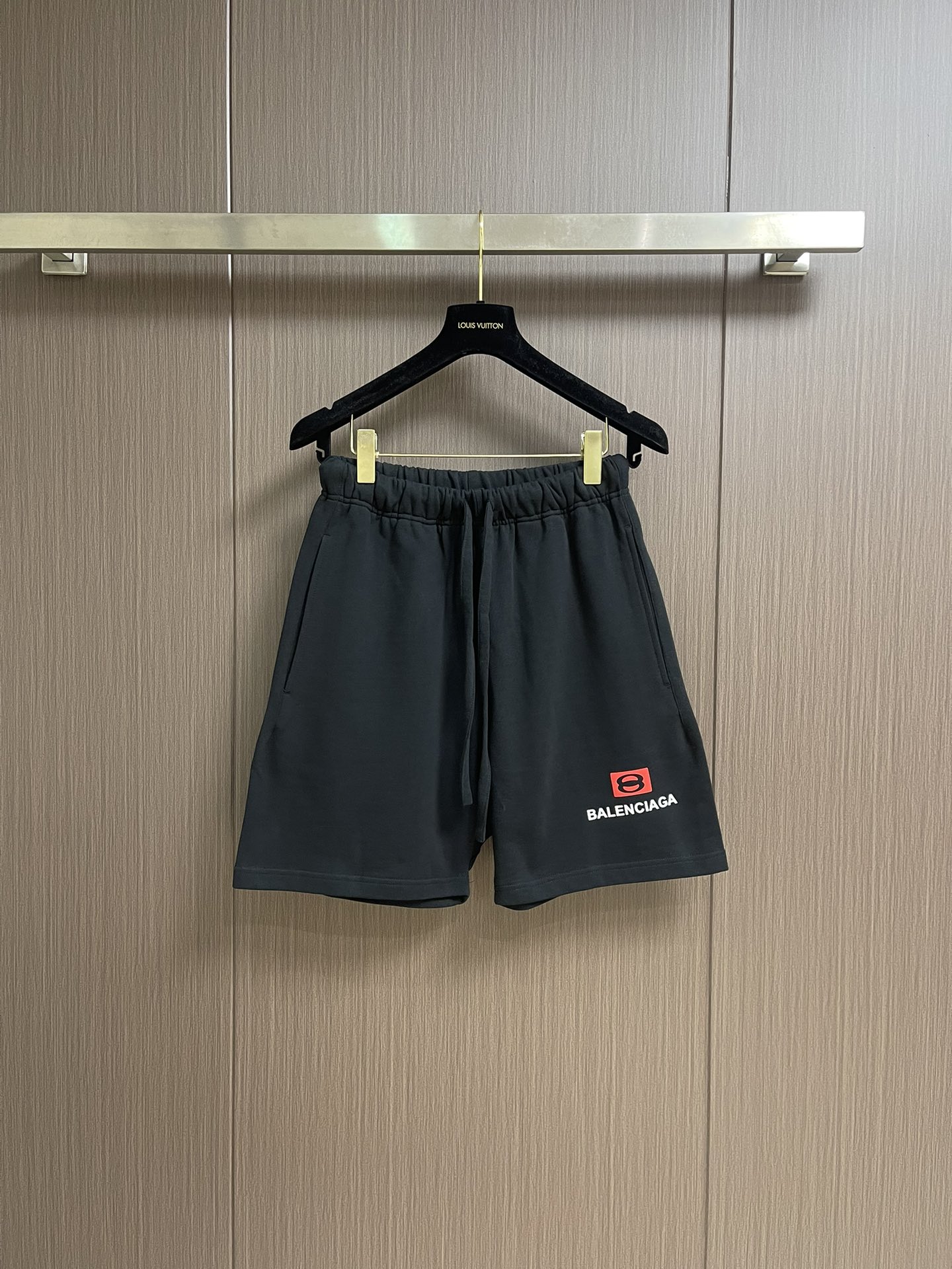 NO:455496,Balenciaga 2025ss classic five-point loose silhouette shorts, classic ceiling-level style, and a must-have for everyone!  !  The classic style is really about the details of the fabric!  !  Top-grade ordered dyed original beef tripe cotton dyed fabric!  !460g ultra-high gram weight ensures the skin-friendly performance of the fabric!  !  The environmentally friendly original version is consistent and meticulously printed, with perfect small details meticulous!  Size S-XL, balenciaga, shorts, alexander wang19860909Balenciaga 2025ss经典款五分宽松廓形短裤,天花板级别的经典款,万年青短裤人手必入！！经典的款实打实就是玩面料细节！！顶级订染原版牛肚棉染色面料！!460g超高克重同时保证了面料的亲肤性能！！环保原版一致缜密小印花,完美小细节一丝不苟！尺码S-XL,,balenciaga,shorts,alexander wang,Men's clothing