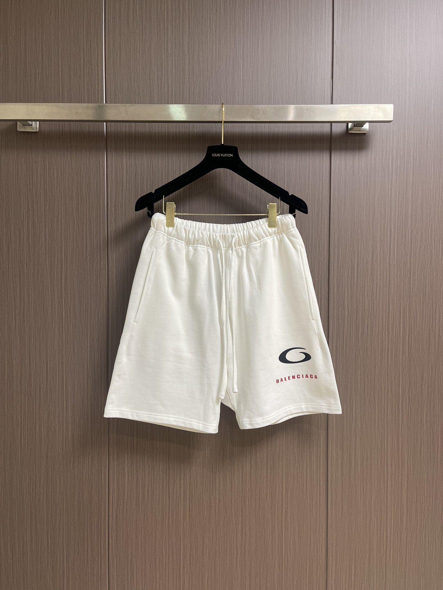 NO:455506,Balenciaga 2025ss classic five-point loose silhouette shorts, classic ceiling-level style, and a must-have for everyone!  !  The classic style is really about the details of the fabric!  !  Top-grade ordered dyed original beef tripe cotton dyed fabric!  !460g ultra-high gram weight ensures the skin-friendly performance of the fabric!  !  The environmentally friendly original version is consistent and meticulously printed, with perfect small details meticulous!  Size S-XL, balenciaga, shorts, alexander wang19860909Balenciaga 2025ss经典款五分宽松廓形短裤,天花板级别的经典款,万年青短裤人手必入！！经典的款实打实就是玩面料细节！！顶级订染原版牛肚棉染色面料！!460g超高克重同时保证了面料的亲肤性能！！环保原版一致缜密小印花,完美小细节一丝不苟！尺码S-XL,,balenciaga,shorts,alexander wang,Men's clothing