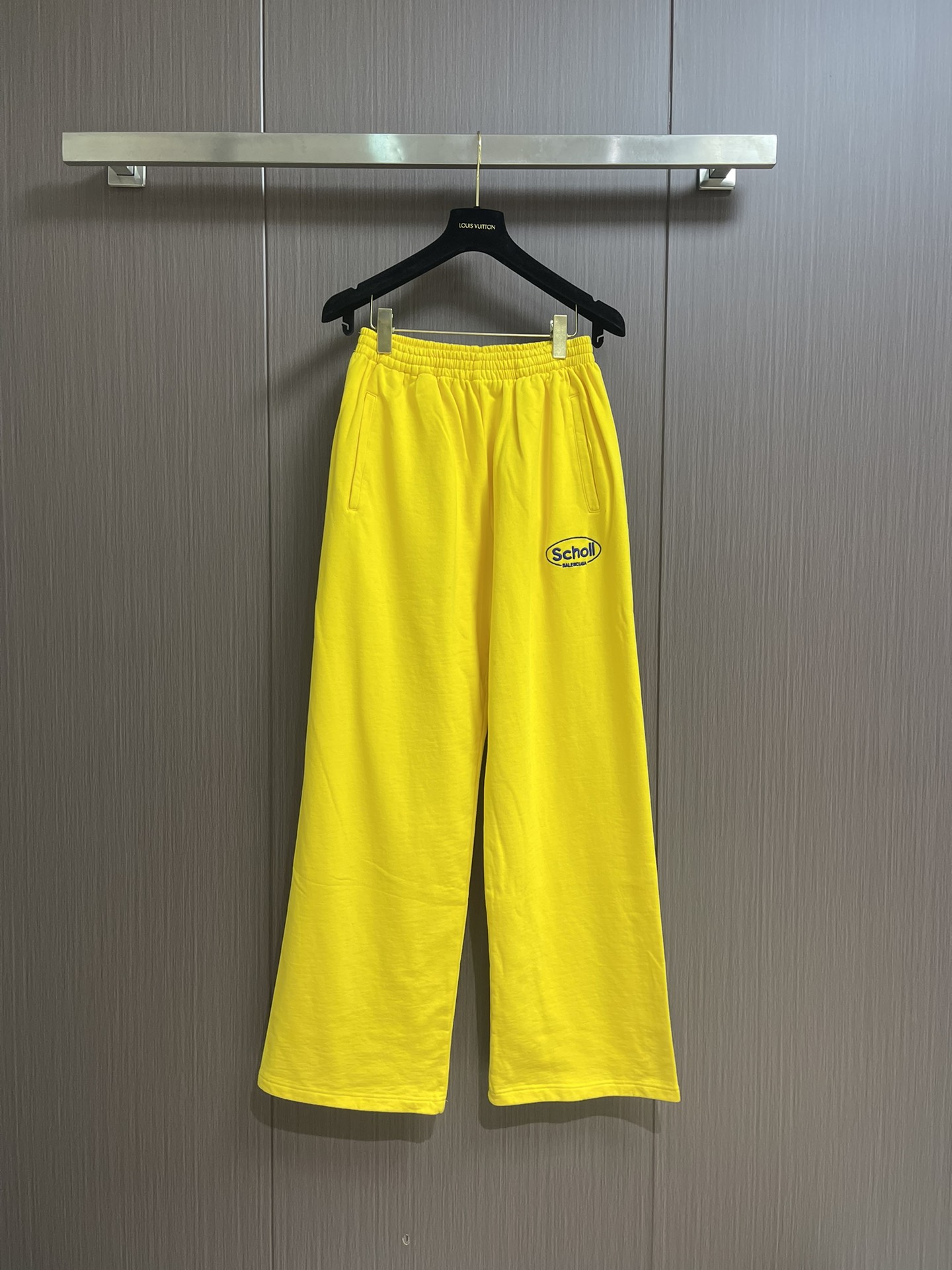 NO:455522,BALENCIAGA Balenciaga embroidered casual pants are made of pure cotton fabric, comfortable and soft, breathable and sweat-absorbing on the upper body, exquisite embroidery embroidery on the legs, dense and even stitches, smooth and natural lines of the LOGO, the dark blue embroidery thread and the bright yellow combination of the pants, the elastic band at the waist is designed, and there is no sense of restraint when moving, and it will not panic. It can be matched with multiple types of clothing to create a fashionable look, customized auxiliary materials, complete three standards, the same style for men and women!  Size XS-L, balenciaga, balenciaga, alexander wang19860909BALENCIAGA 巴黎世家刺绣休闲裤,采用纯棉面料制作,舒适柔软,上身透气又吸汗,裤腿上精致的刺绣点缀,针脚又密又均匀,LOGO的线条流畅自然,深蓝色的绣线与裤子的明黄色搭配都相得益彰,腰部松紧带设计,活动起来毫无束缚感,不会勒的慌,能与多类型服饰搭配营造时尚造型,定制辅料,三标齐全,男女同款！尺码XS-L,,balenciaga,balenciaga,alexander wang,Men's clothing