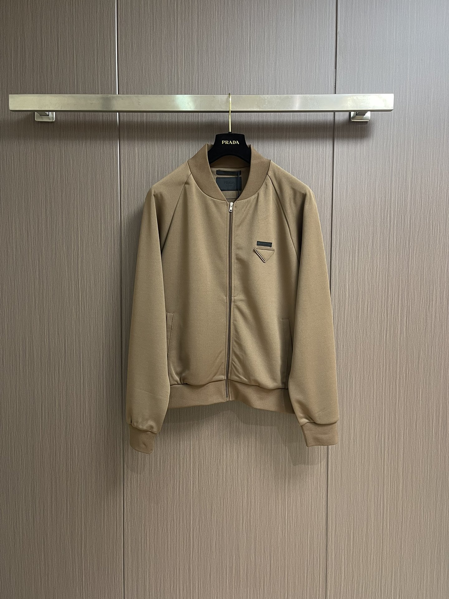 NO:455537,Tops, trousers, PRADA triangle logo jacket and pants suit, made of cotton fabric, soft, very comfortable to wear, and very resistant to fabrication, not easy to pill or deform. The triangle logo on the chest is pressed into a triangle shape with a fine mold, and the three-dimensional feeling is just right. It will not deform no matter how you wash it. The high-end feeling is full, and the seams are fine and even. It is obvious that it is the master's skill. The zipper is also very smooth and it will not be stuck at all when you pull it up. It can be matched with multiple types of clothing to create a fashionable look. Customized auxiliary materials, complete three standards, the same style for men and women!  Size S-XL, prada, jackets & coats,alexander wang19860909上衣 长裤 PRADA 三角标识外套卫裤套装,采用棉质面料,软软乎乎的,穿上身特舒服,还很抗造,不容易起球,变形,胸口的三角徽标,用精细的模具压出三角形状,立体感恰到好处, 怎么洗都不变形,高级感拉满,缝线出细密又均匀,一看就是老师傅的手艺,拉链也很顺滑,拉起来一点也不卡顿,能与多类型服饰搭配营造时尚造型,定制辅料,三标齐全,男女同款！尺码S-XL,,prada,jackets & coats,alexander wang,Men's clothing