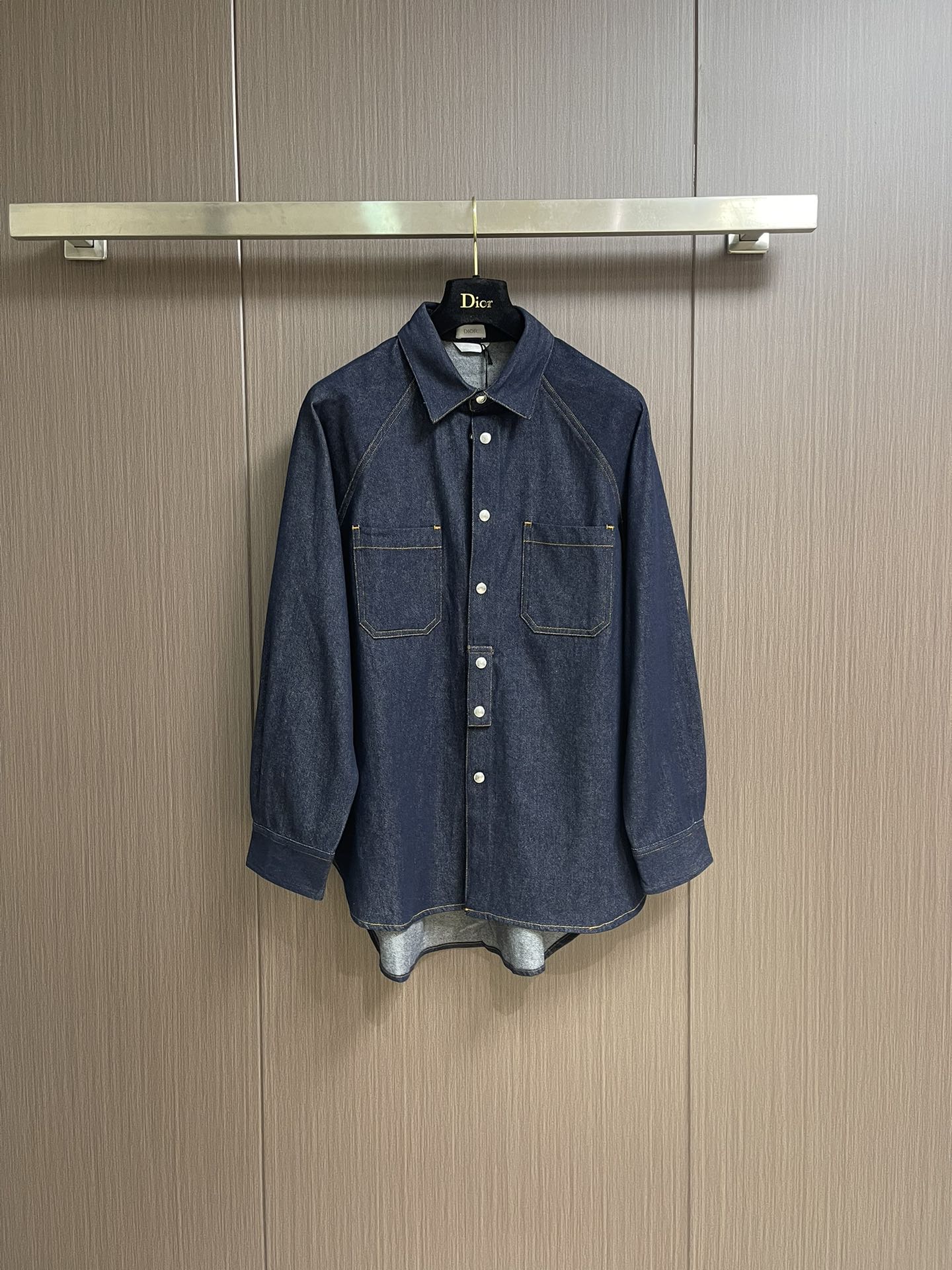 NO:455534,Jeans Dior plain blue denim jacket jeans suit is a new product in the fall 2025 series, adding a stylish style to the style. It is carefully crafted from navy blue light cotton twill fabric, comfortable fit, and the back is decorated with Cistian Couture leather sign. It can be worn with ease or with a T-shirt. Size S-XL 46-52,,dior,jeans,jackets & coats,tees,t-shirt,alexander wang19860909牛仔衣 牛仔裤 Dior 素蓝牛仔外套牛仔裤套装,是二零二五秋季系列新品,为式增添时尚风格.采用海军蓝色轻盈棉质斜纹面料精心制作,舒适版型,背面饰以 Cistian Couture皮革标牌.可与轻松搭配或与T恤搭配敞开穿着.尺码S-XL 46-52,,dior,jeans,jackets & coats,tees，t-shirt,alexander wang,Men's clothing