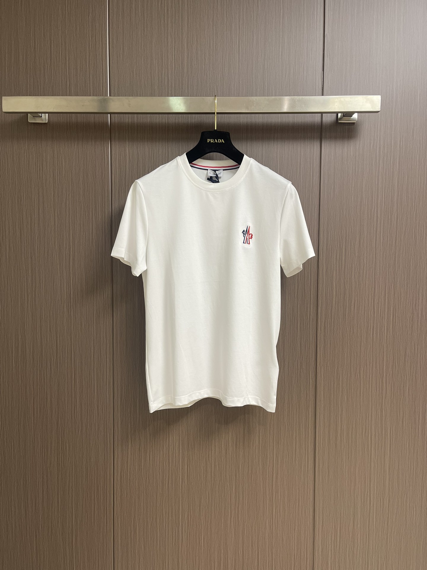 NO:481962,MONCLER embroidered short-sleeved T-shirt, with 20 strands of plain fabric, 220 grams of fabric, and the fabric is washed and fixed and fixed. The thread is matched with 1*1 double yarn thread 260 grams. The embroidery is embroidered with imported machines, and the size and color of each letter are the same as the original. Made of cotton jersey knitted fabric, the overall thread is straight and delicate, the fabric is comfortable and soft, and the color is consistent without color difference. It can be matched with the same style to create a fashionable look, and can handle various occasions, customize auxiliary materials, complete three standards, the same style for men and women!  Size M-3XL, T-shirt,tees,t-shirt,alexander wang19860909MONCLER 刺绣标识短袖T恤,采用20支平纹面料,面料克左220克,面料布匹洗水固定版型与固色.螺纹搭配1*1双纱螺纹260克.刺绣采用进口机绣出完整绣品,每一个字母尺寸颜色都与原版一致.采用棉质平纹针织面料制成,整体走线平直细腻,面料舒适柔软,颜色一致无色差 能与同款搭配营造时尚造型,驾驭各种场合,定制辅料,三标齐全,男女同款！尺码M-3XL,,T-shirt,tees，t-shirt,alexander wang,Men's clothing