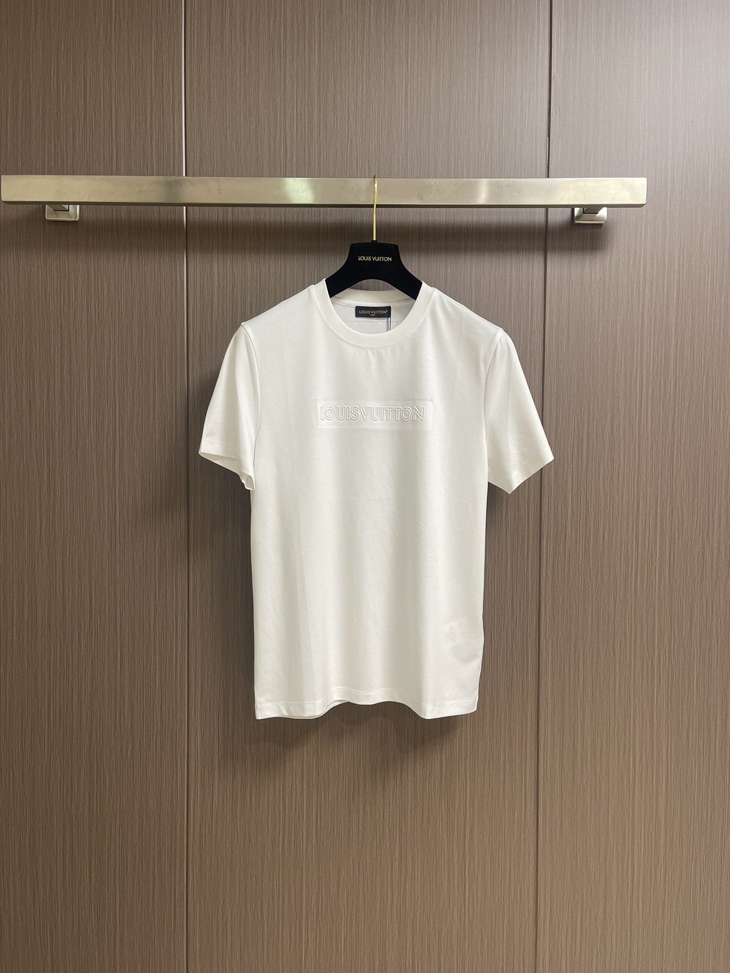 NO:481967,LV 2025SS Spring and Summer New Logo Couple Short-sleeved T-shirt, Seiko Letter Embossed, 32 double fully combed cotton textile fabric, simple and classic!  The fabric has a delicate and soft touch, and is very skin-friendly and breathable, making the upper body more fashionable and stylish!  All the details are perfect, and the quality can stand the scrutiny and inspection!  Casual loose style cut, versatile styles for both men and women, and paired with couple outfits is more eye-catching and pleasing to the eye. Size M-3XL, louis vuitton, T-shirt, tees, t-shirt, alexander wang19860909LV 2025SS春夏新款标识 logo 情侣款短袖T恤,精工字母压花,32支双全精梳棉纺织面料,简约经典！面料触感细腻柔软,着穿非常的亲肤透气,上身效果更加时髦有型！所有细节均相当完美,品质经得起推敲与检验！休闲宽松的版型裁剪,男女均可上身的百搭款式,搭配情侣装出街更为吸睛养眼.尺码M-3XL,,louis vuitton,T-shirt,tees，t-shirt,alexander wang,Men's clothing