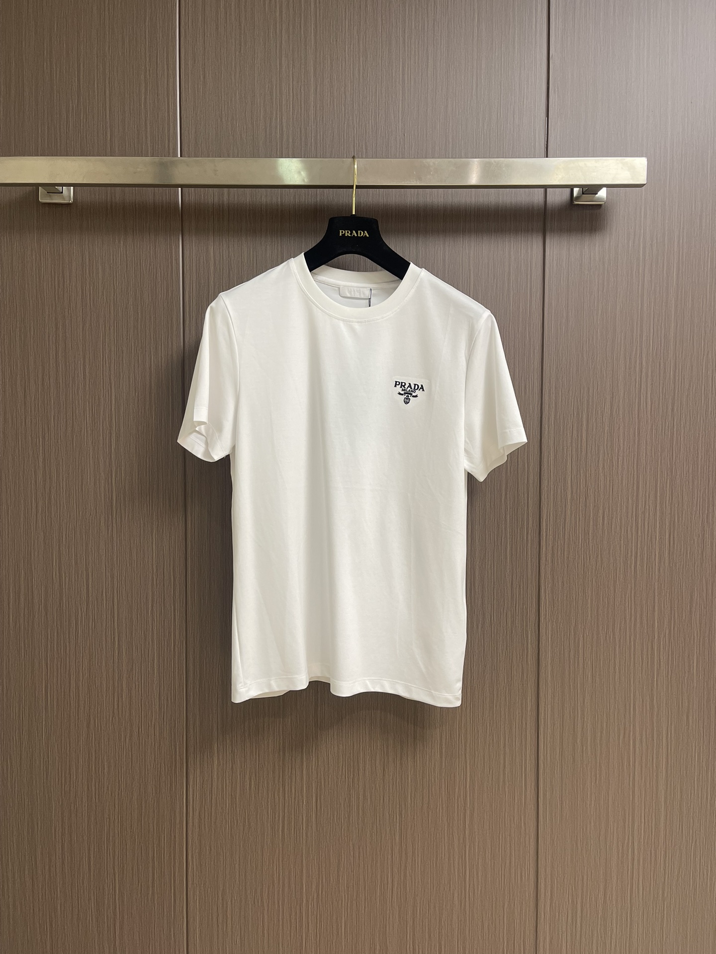 NO:481972,PRADA 2025ss new embroidered logo short-sleeved T-shirt, exclusively customized with original board 260g 32 double yarn pure cotton fabric texture is very soft and comfortable, matched with 320g 1x1 thread (the fabric threads are the same as the cylinder, and there is no color difference, not easy to deform) Size M-3XL,,prada,T-shirt,tees,t-shirt,alexander wang19860909PRADA 2025ss新款刺绣logo短袖T恤,采用原板独家定制260克32支双纱纯棉面料质感非常柔软舒服,搭配320克1x1螺纹（面料螺纹同缸定染无色差 不易变形）尺码M-3XL,,prada,T-shirt,tees，t-shirt,alexander wang,Men's clothing