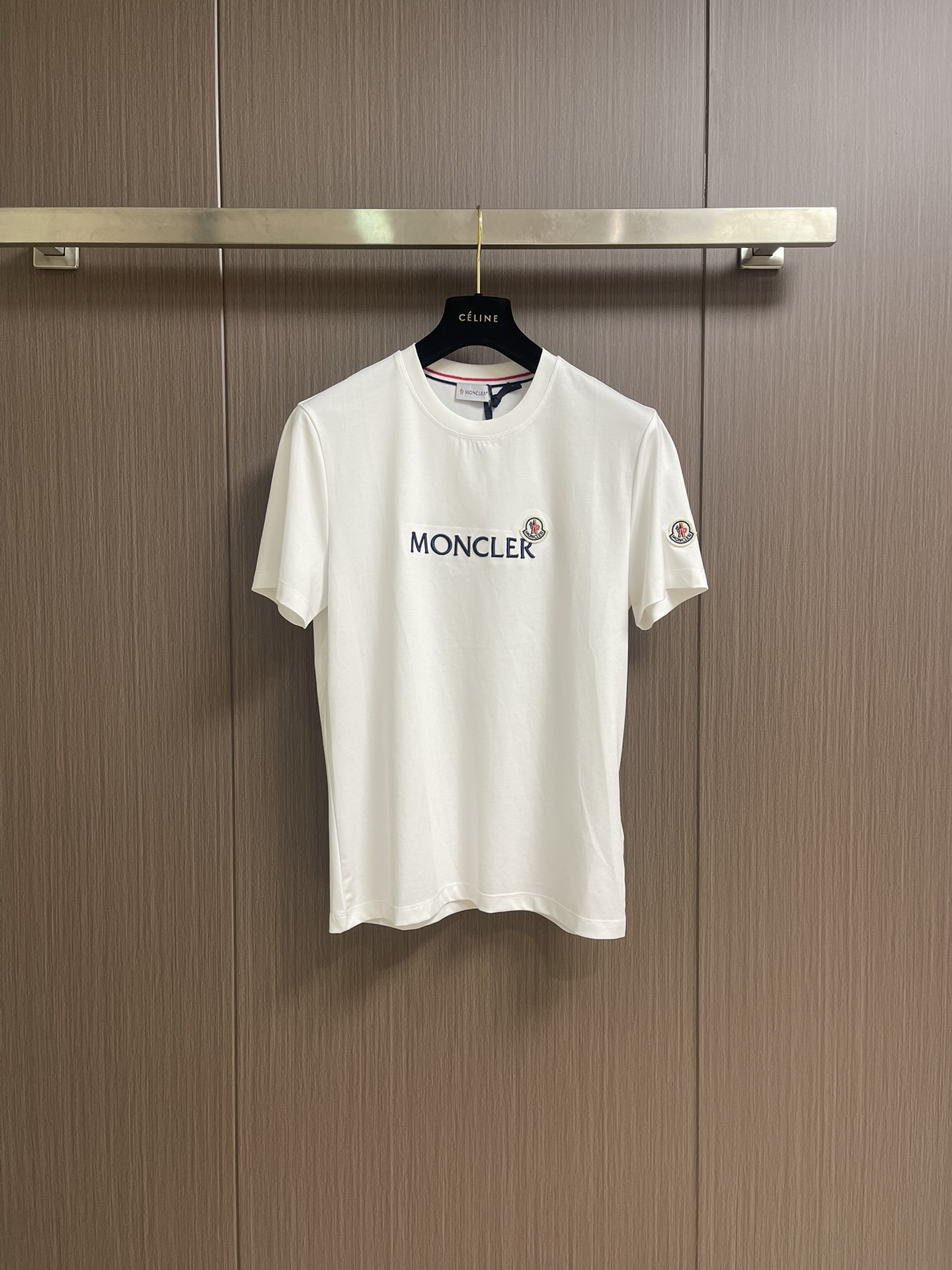 NO:481977,MONCLER embroidered short-sleeved T-shirt, with 20 strands of plain fabric, 220 grams of fabric, and the fabric is washed and fixed and fixed. The thread is matched with 1*1 double yarn thread 260 grams. The embroidery is embroidered with imported machines, and the size and color of each letter are the same as the original. Made of cotton jersey knitted fabric, the overall thread is straight and delicate, the fabric is comfortable and soft, and the color is consistent without color difference. It can be matched with the same style to create a fashionable look, and control various occasions, customize auxiliary materials, complete three standards, the same style for men and women!  Size M-3XL, T-shirt,tees,t-shirt,alexander wang19860909MONCLER 刺绣标识短袖T恤,采用20支平纹面料,面料克左220克,面料布匹洗水固定版型与固色.螺纹搭配1*1双纱螺纹260克.刺绣采用进口机绣出完整绣品,每一个字母尺寸颜色都与原版一致.采用棉质平纹针织面料制成,整体走线平直细腻,面料舒适柔软,颜色一致无色差 能与同款搭配营造时尚造型,驾驭各种场合,定制辅料,三标齐全,男女同款！尺码M-3XL,,T-shirt,tees，t-shirt,alexander wang,Men's clothing