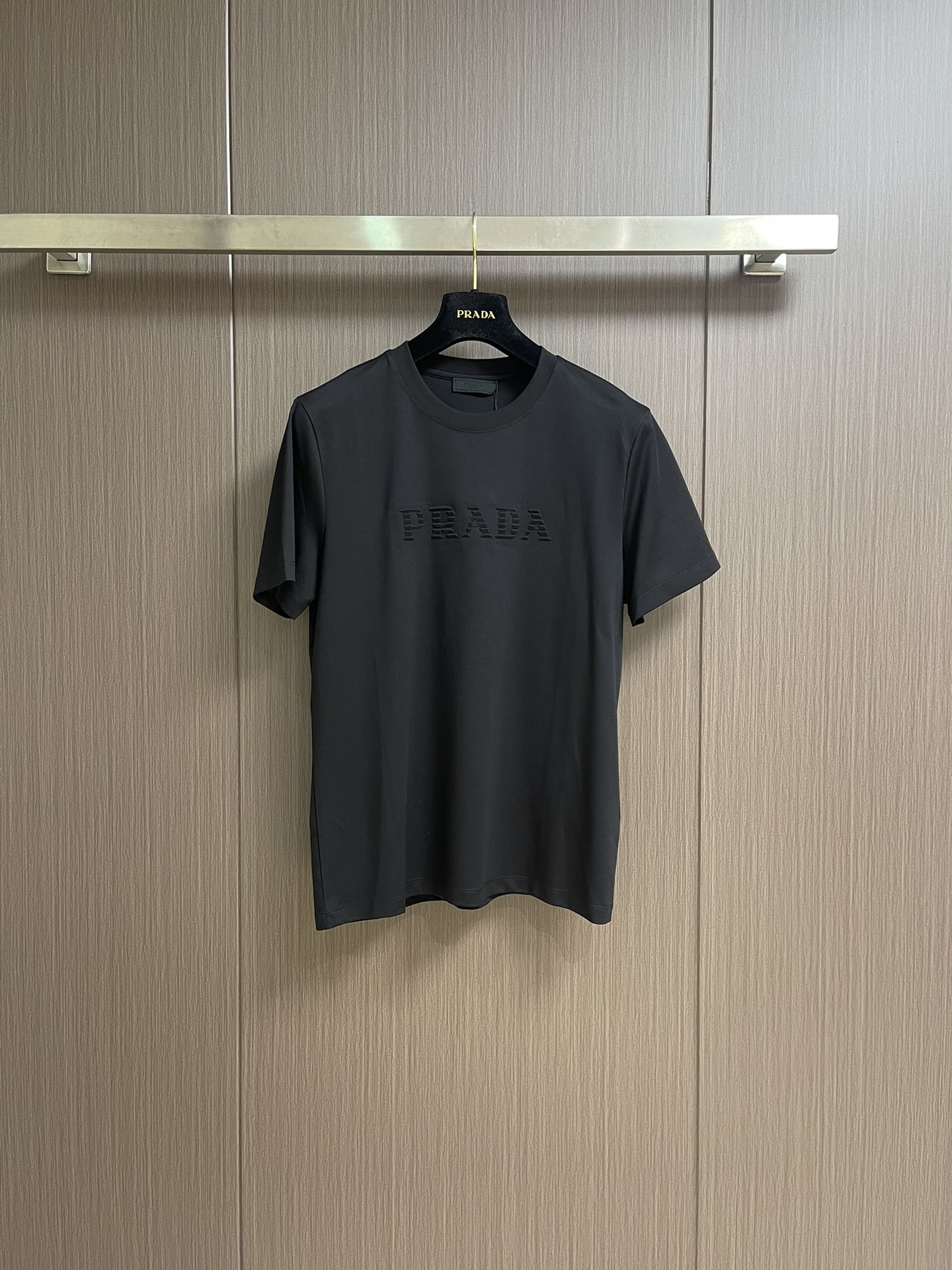NO:457003,Prada 2025SS early autumn classic embossed logo round neck T-shirt. Different craftsmanship presents a different sense of fashion, giving the overall details highlights. The letter logo on the chest is presented with concave and convex technology. There are many details highlights. The combination of the style cut, the neckline slightly fits the fashion trend of the neck, the fabric is made of high-string mercerized cotton, the surface has a warm and lanyard, skin-friendly and breathable, and the texture is shown. Size M-3XL, prada,tees, t-shirt, alexander wang19860909Prada 2025SS早秋经典款压花logo圆领T恤 不同工艺呈现不一样的时尚感 让整体很有细节亮点,胸口字母logo采用凹凸工艺来呈现 很有细节亮点 合体的版型剪裁, 领口微微贴合颈部时尚潮流,面料采用高支丝光棉质地,表面有着温润的光着感,亲肤透气显质感,尺码M-3XL,,prada,tees，t-shirt,alexander wang,Men's clothing