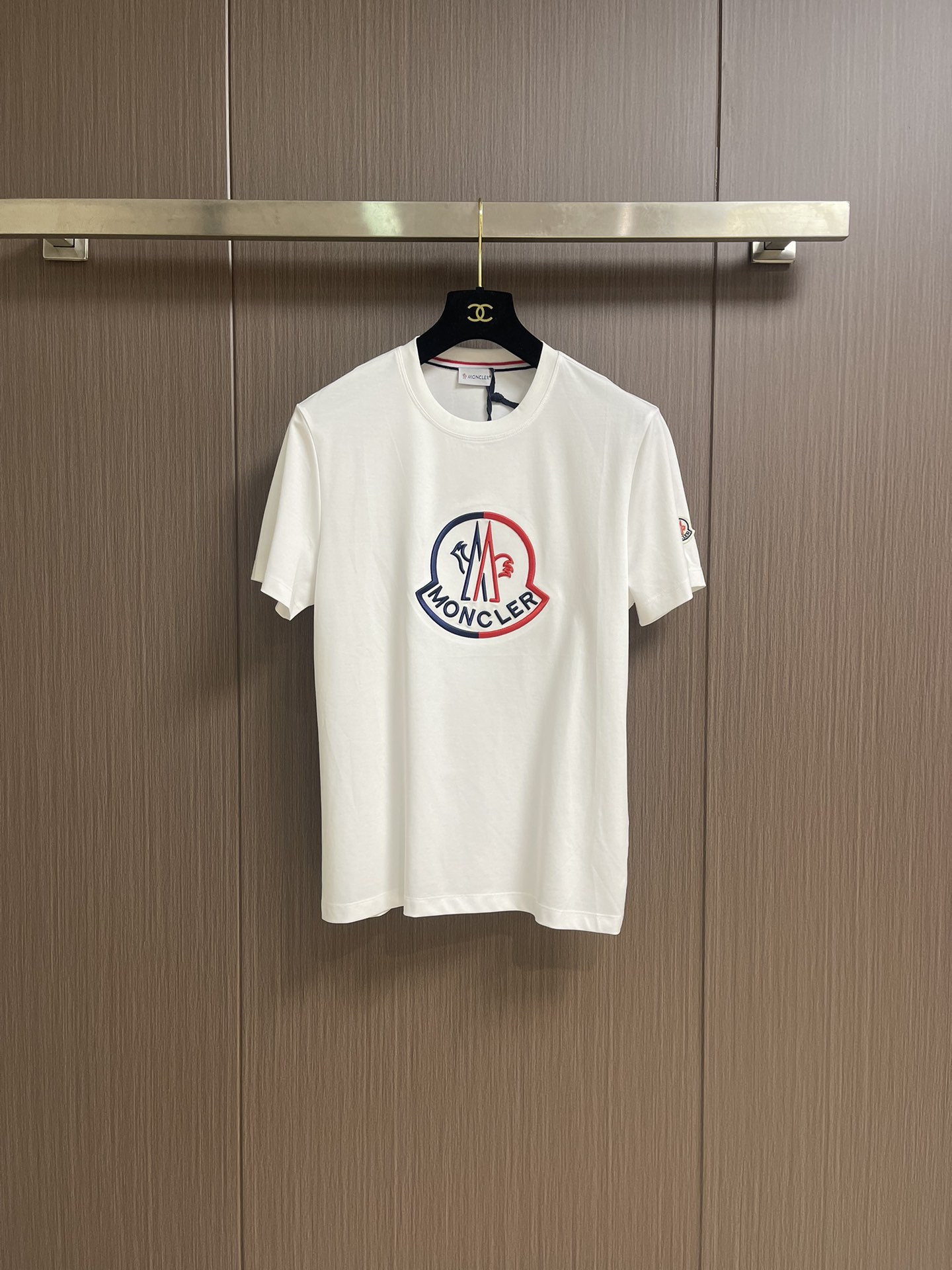 NO:455558,MONCLER embroidered short-sleeved T-shirt, with 20 strands of plain fabric, 220 grams of fabric, and the fabric is washed and fixed and fixed. The thread is matched with 1*1 double yarn thread 260 grams. The embroidery is embroidered with imported machines, and the size and color of each letter are the same as the original. Made of cotton jersey knitted fabric, the overall thread is straight and delicate, the fabric is comfortable and soft, and the color is consistent without color difference. It can be matched with the same style to create a fashionable look, and control various occasions, customize auxiliary materials, complete three standards, the same style for men and women!  Size M-3XL, T-shirt,tees,t-shirt,alexander wang19860909MONCLER 刺绣标识短袖T恤,采用20支平纹面料,面料克左220克,面料布匹洗水固定版型与固色.螺纹搭配1*1双纱螺纹260克.刺绣采用进口机绣出完整绣品,每一个字母尺寸颜色都与原版一致.采用棉质平纹针织面料制成,整体走线平直细腻,面料舒适柔软,颜色一致无色差 能与同款搭配营造时尚造型,驾驭各种场合,定制辅料,三标齐全,男女同款！尺码M-3XL,,T-shirt,tees，t-shirt,alexander wang,Men's clothing