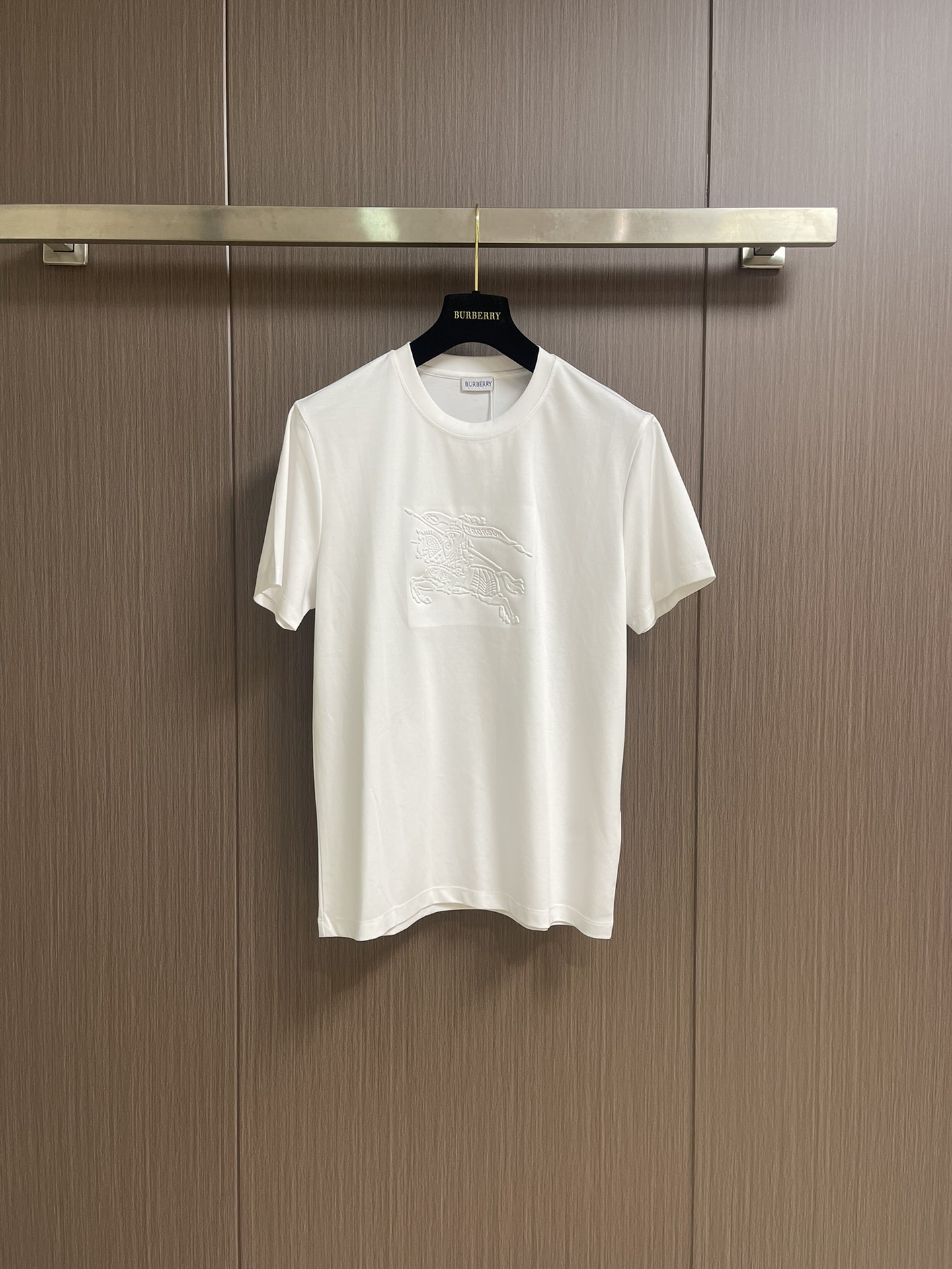 NO:455553,Burberry Spring and Summer New Mercerated Cotton Round Neck Short-Sleeve T-shirt, Embossed War Horse Mark T-shirt This spring and summer new Mercerated Cotton Round Neck Short-Sleeve T-shirt is made of high-quality mercerated cotton fabric, which is comfortable and breathable, giving you an excellent wearing experience. The front design of the T-shirt is simple and elegant, and the round neck design is classic and fashionable, and it is easy to match with various bottoms. What's especially true is that this T-shirt imprints the war horse mark pattern on the T-shirt, presenting a unique visual effect. This not only highlights personality, but also expresses your pursuit of fashion trends. This T-shirt is suitable for spring and summer wear, whether it is daily leisure or outdoor activities, and can easily show your fashion style. Size M-3XL, burberry, T-shirt, tees, t-shirt, alexander wang19860909Burberry春夏新款丝光棉圆领短袖t恤,压印战马标t恤这款春夏新款丝光棉圆领短袖t恤,采用了高品质的丝光棉面料,穿着舒适透气,给您带来极佳的穿着体验.t恤的正面设计简洁大方,圆领设计经典时尚,易于搭配各种下装.特别的是,这款t恤将战马标图案压印在t恤上,呈现出独特的视觉效果.这不仅彰显了个性,也表达了您对时尚潮流的追求.这款t恤适合春夏季节穿着,无论是日常休闲还是户外活动,都能让您轻松展现时尚风格.尺码M-3XL,,burberry,T-shirt,tees，t-shirt,alexander wang,Men's clothing