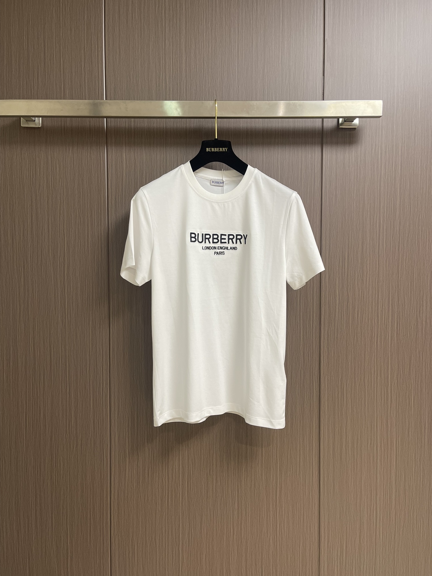 NO:455548,Burberry 2025ss Spring and Summer New Letter Logo Printed Short-Sleeve T-shirt, the design is very clean and refreshing, full of youthful vitality, the concave shape is absolutely beautiful, the classic small round neck design is simple and easy to wear, and the eye-catching is full of attention when walking on the street. Size M-3XL, burberry, T-shirt, tees, t-shirt, alexander wang19860909Burberry 2025ss春夏新款字母logo印花短袖T恤,设计感十足干净又清爽 满满的青春活力 凹起造型来妥妥的好看经典的小圆领设计简洁好穿 走在街上吸睛度满分.尺码M-3XL,,burberry,T-shirt,tees，t-shirt,alexander wang,Men's clothing