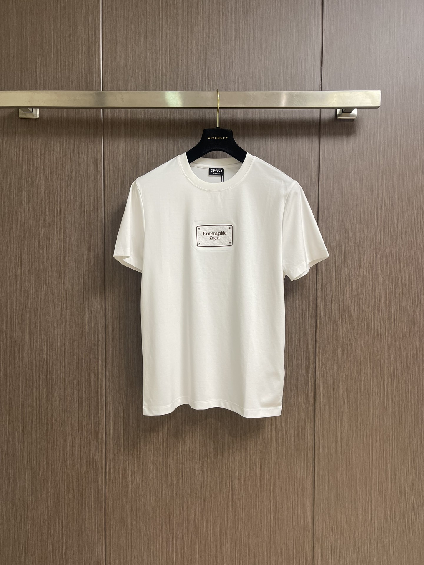 NO:457000,Zegna's classic micro-label logo embroidered short-sleeved round-neck T-shirt and collar design make the classic items more refined and exquisite. The front chest micro-label is decorated with the zegna logo, making the overall appearance more exquisite. Size M-3XL, T-shirt, alexander wang19860909Zegna 经典微标Logo刺绣短袖圆领 T 恤,包领口设计令经典单品更显精致考究.前胸微标饰有zegna logo标识,令整体外观更为考究.尺码M-3XL,,T-shirt,alexander wang,Men's clothing