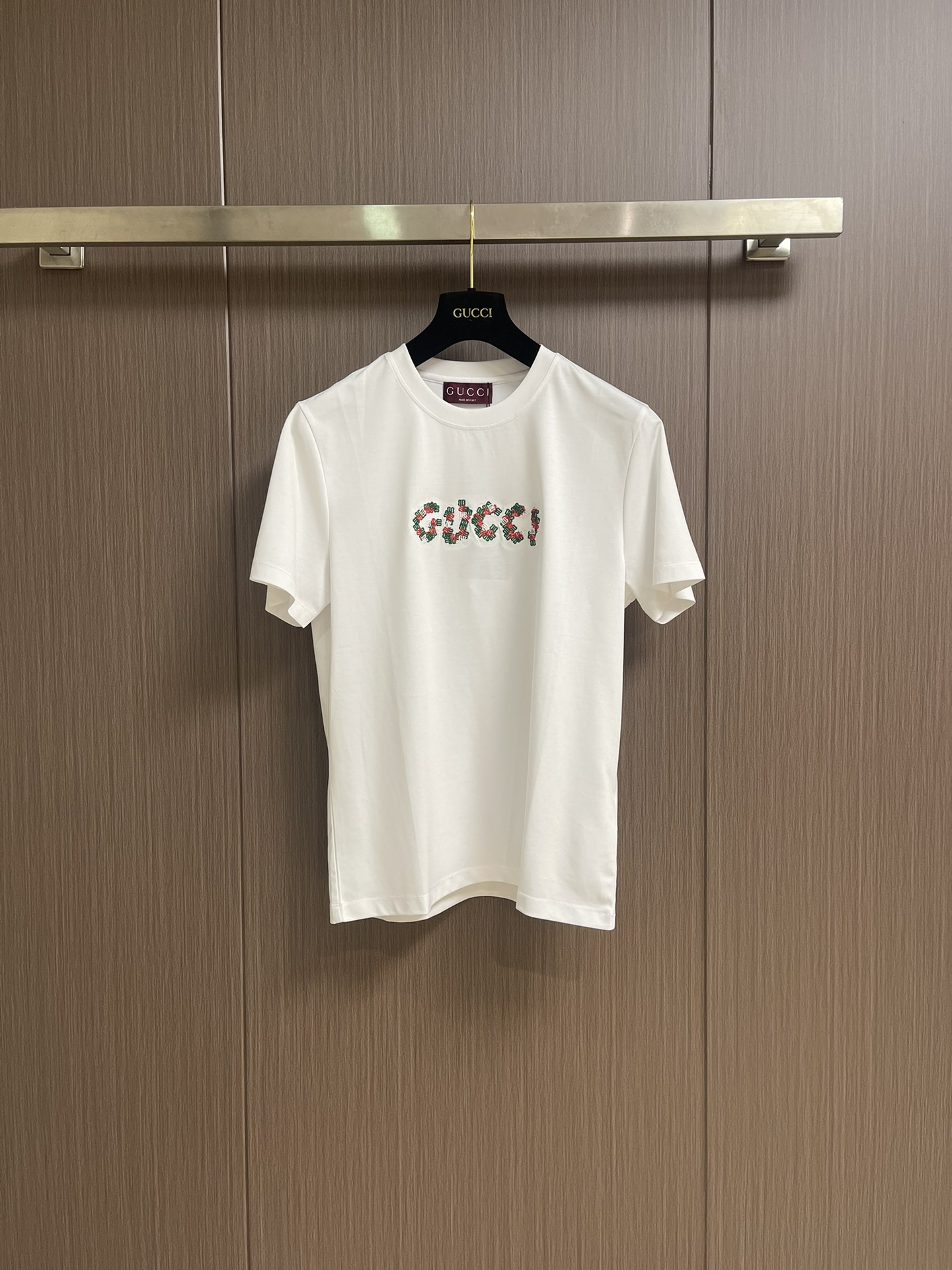 NO:455569,GUCCI 2025FW embroidered logo short-sleeved T-shirt, using color-dyeing pure cotton fabric, 32s double yarn pure cotton fabric, 230g; cotton fabric is a high-quality knitted cotton fabric, with double-stranded yarn, so it has better elasticity and wear resistance. This fabric has a high yarn density and soft texture. At the same time, this fabric also has good wrinkle resistance, classic round neck loose original straight style. Size M-3XL, gucci, T-shirt, tees, t-shirt, alexander wang19860909GUCCI 2025FW刺绣logo仔章短袖T恤,采用对色定染纯棉质面料,32s双纱纯棉面料,230g；棉质面料是一种优质的针织棉面料,其织物组织为双股纱,因此具有更好的弹性和耐磨性.这种面料的纱线密度较高,质地柔软,同时,这种面料也具有较好的抗皱性能,经典圆领宽松原直筒版型.尺码M-3XL,,gucci,T-shirt,tees，t-shirt,alexander wang,Men's clothing