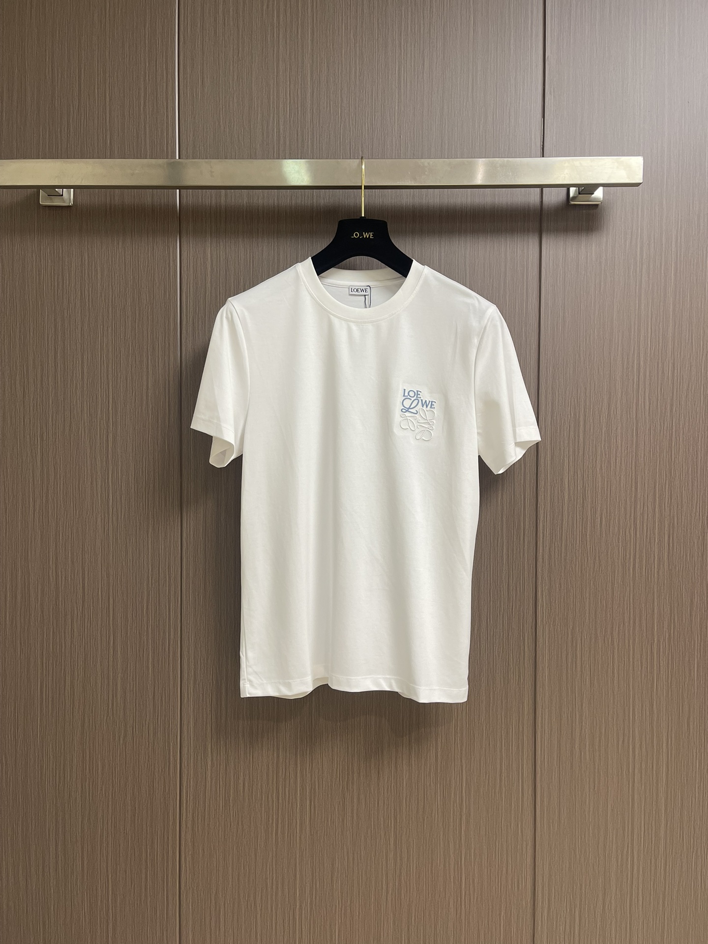 NO:455573,LOEWE chest small-label embroidered short-sleeved T-shirt, using 20 plain-patterned cotton, threads using 1*1 Sorona thread, embroidery using three-dimensional embroidery, matte embroidery thread, inner pad washing cotton.  Make clothes not tight and wrinkle when washed. The overall wiring is straight and delicate, the fabric is comfortable and soft, and the color is consistent and there is no color difference. It can be matched with the same style to create a fashionable look, and can handle various occasions, customize auxiliary materials, complete three standards, and the same style for men and women!  Size M-3XL, loewe, T-shirt,tees, t-shirt,alexander wang19860909LOEWE 胸口小标刺绣短袖T恤,采用20支平纹优棉,螺纹采用1*1索罗娜螺纹,绣花采用立体刺绣 哑光绣花线 内里搭垫洗水棉．让衣服晒洗时不会紧皱 整体走线平直细腻,面料舒适柔软,颜色一致无色差 能与同款搭配营造时尚造型,驾驭各种场合,定制辅料,三标齐全,男女同款！尺码M-3XL,,loewe,T-shirt,tees，t-shirt,alexander wang,Men's clothing