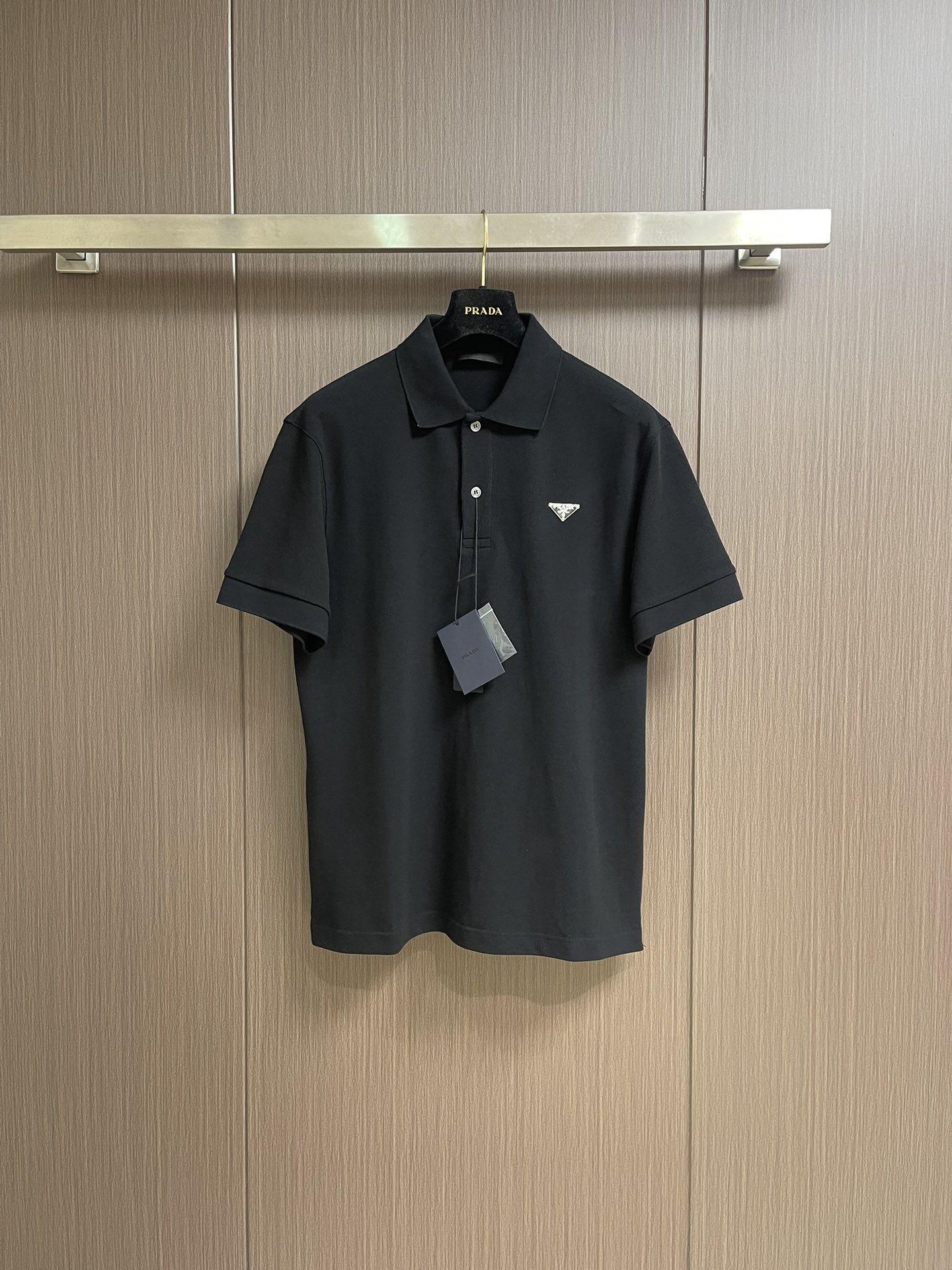 NO:509991,Prada cotton polo shirt, made of organic cotton in primary color, soft texture, thin fabric, delicate and clear texture, loose and comfortable style, and the upper body effect is very handsome!  The enamel triangular metal logo is exquisite and flawless and compact, reflects the brand elements, is low-key, restrained and lustery, and has a decorative effect and is recognizable. The design of the blunt collar is particularly youthful and full of softness. Size S-XL, prada, alexander wang19860909Prada 棉质polo衫,采用原色有机棉,质地柔软,面料轻薄,纹理细腻清晰,版型宽松舒适,上身效果非常帅气！珐琅三角金属标,精致无暇又小巧,体现品牌元素,低调内敛光泽感十足,又起到装饰效果具有辨识度钝性领子设计特显年轻活力,柔和感十足.尺码S-XL,,prada,alexander wang,Men's clothing