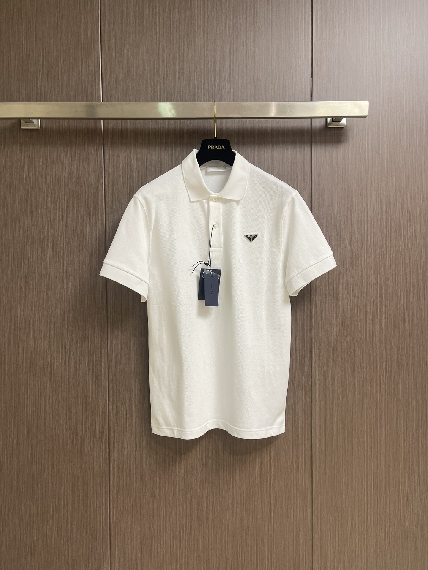 NO:455564,Prada cotton polo shirt, made of organic cotton in primary color, soft texture, thin fabric, delicate and clear texture, loose and comfortable style, and the upper body effect is very handsome!  The enamel triangular metal logo is exquisite and flawless and compact, reflects the brand elements, is low-key, restrained and lustery, and has a decorative effect and is recognizable. The design of the blunt collar is particularly youthful and full of softness. Size S-XL, prada, alexander wang19860909Prada 棉质polo衫,采用原色有机棉,质地柔软,面料轻薄,纹理细腻清晰,版型宽松舒适,上身效果非常帅气！珐琅三角金属标,精致无暇又小巧,体现品牌元素,低调内敛光泽感十足,又起到装饰效果具有辨识度钝性领子设计特显年轻活力,柔和感十足.尺码S-XL,,prada,alexander wang,Men's clothing