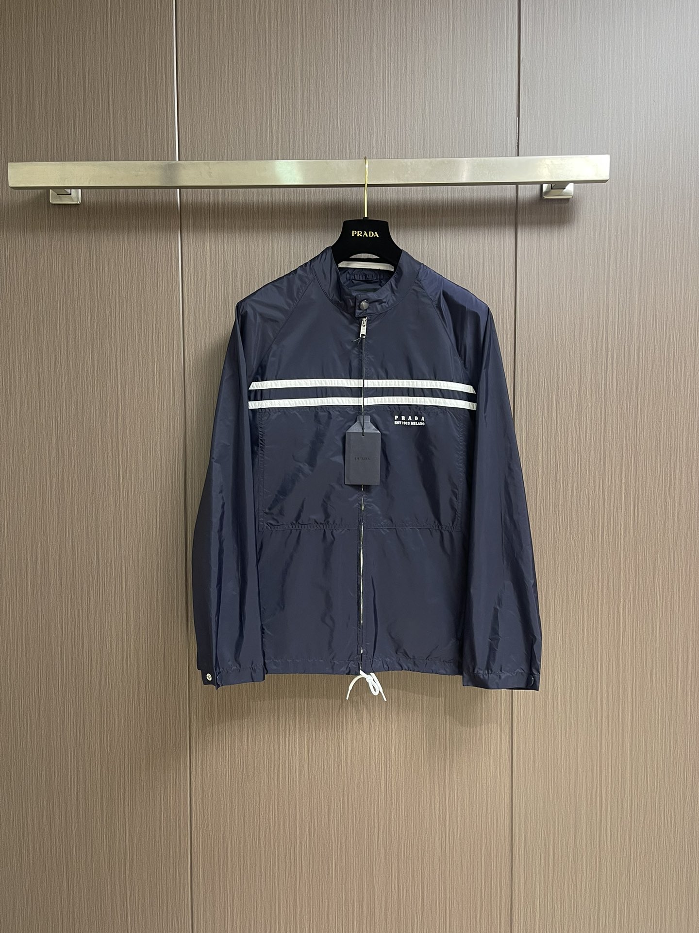 NO:455559,PRADA color-blocked printed striped jacket, made of woven cotton fabric, comfortable and soft texture, skin-friendly and breathable, the inner lining is the same color, ragdoll sleeve design, striped color-blocked, the chest is decorated with letter logo print, metal zipper opening and closing placket, drawstring bottom hem, the overall line is straight and delicate, the fabric is comfortable and soft, the color is consistent and there is no color difference. It can be matched with the same style to create a fashionable look, control various occasions, customized auxiliary materials, complete three standards, the same style for men and women. Size S-XL,,prada, jackets & coats, jackets & coats, alexander wang19860909PRADA 拼色印花条纹夹克外套,采用梭织棉面料匠心制作,质感舒适柔软,亲肤透气,内里同色系里布,插肩袖设计,条纹拼色,胸口饰以字母徽标印花点缀,金属拉链开合门襟,抽绳底边下摆,整体走线平直细腻,面料舒适柔软,颜色一致无色差 能与同款搭配营造时尚造型,驾驭各种场合,定制辅料,三标齐全,男女同款.尺码S-XL,,prada,jackets & coats,jackets & coats,alexander wang,Men's clothing