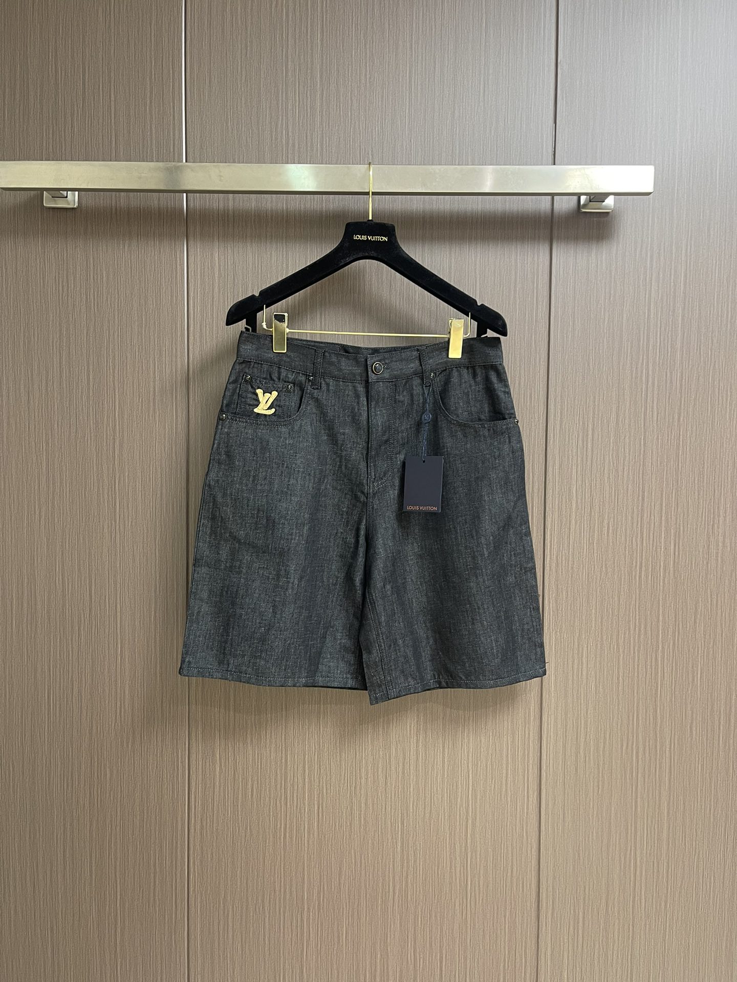 NO:455577,Top Shorts LV 2025Ss new black cotton lapel short sleeve shirt shorts suit, custom comfortable cotton fabric, LV Raffia embroidery crafts outlines LV letters on the chest pocket, handwritten brand logo on the back, matched with exquisite button design, buttons are equipped with metal base, front chest patch pocket. Size S-XL 30-32-34-36,,louis vuitton, shorts, T-shirt, alexander wang19860909上衣 短裤 LV 2025Ss新款黑色棉布翻领短袖衬衣短裤套装,采用订制舒适棉质布料,LV Raffia刺绣工艺胸前口袋勾勒LV 字母,背后呈现手写体品牌标识,搭配考究纽扣设计,纽扣配有金属底座,前胸贴布口袋.尺码S-XL 30-32-34-36,,louis vuitton,shorts,T-shirt,alexander wang,Men's clothing